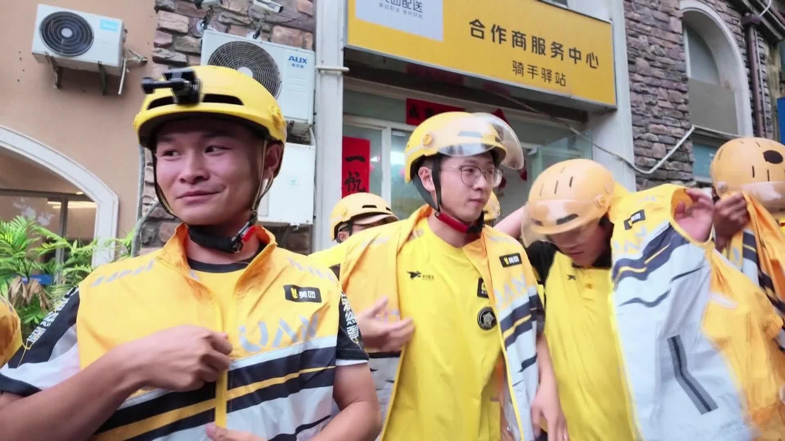 D038-CHINA PRESENTA TRAJES INTELIGENTES REFRIGERANTES REPARTIDORES