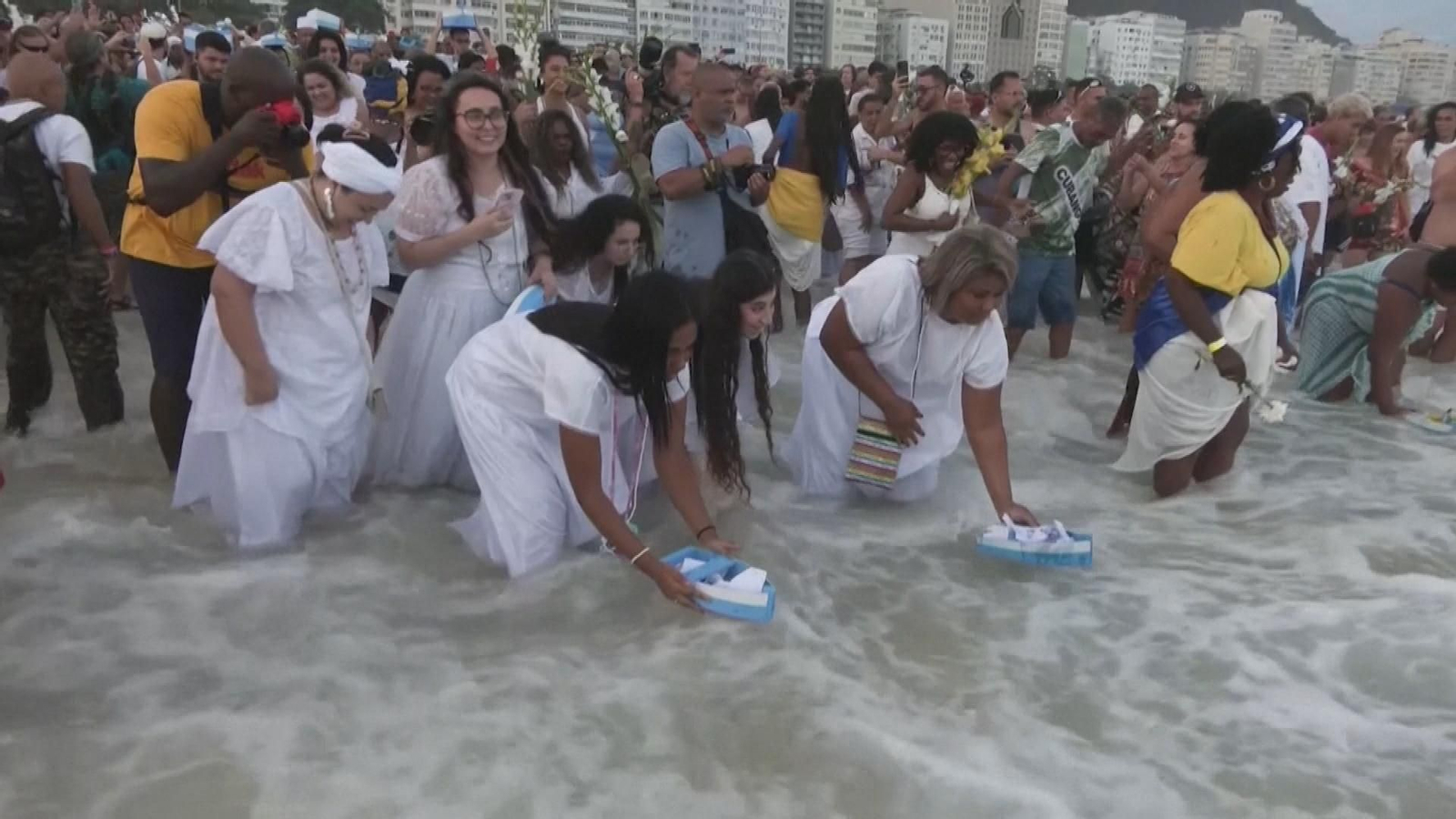 Los brasileños rinden homenaje a la diosa del mar Yemanja antes del Año Nuevo Los brasileños rinden homenaje a la diosa del mar Yemanja antes del Año Nuevo