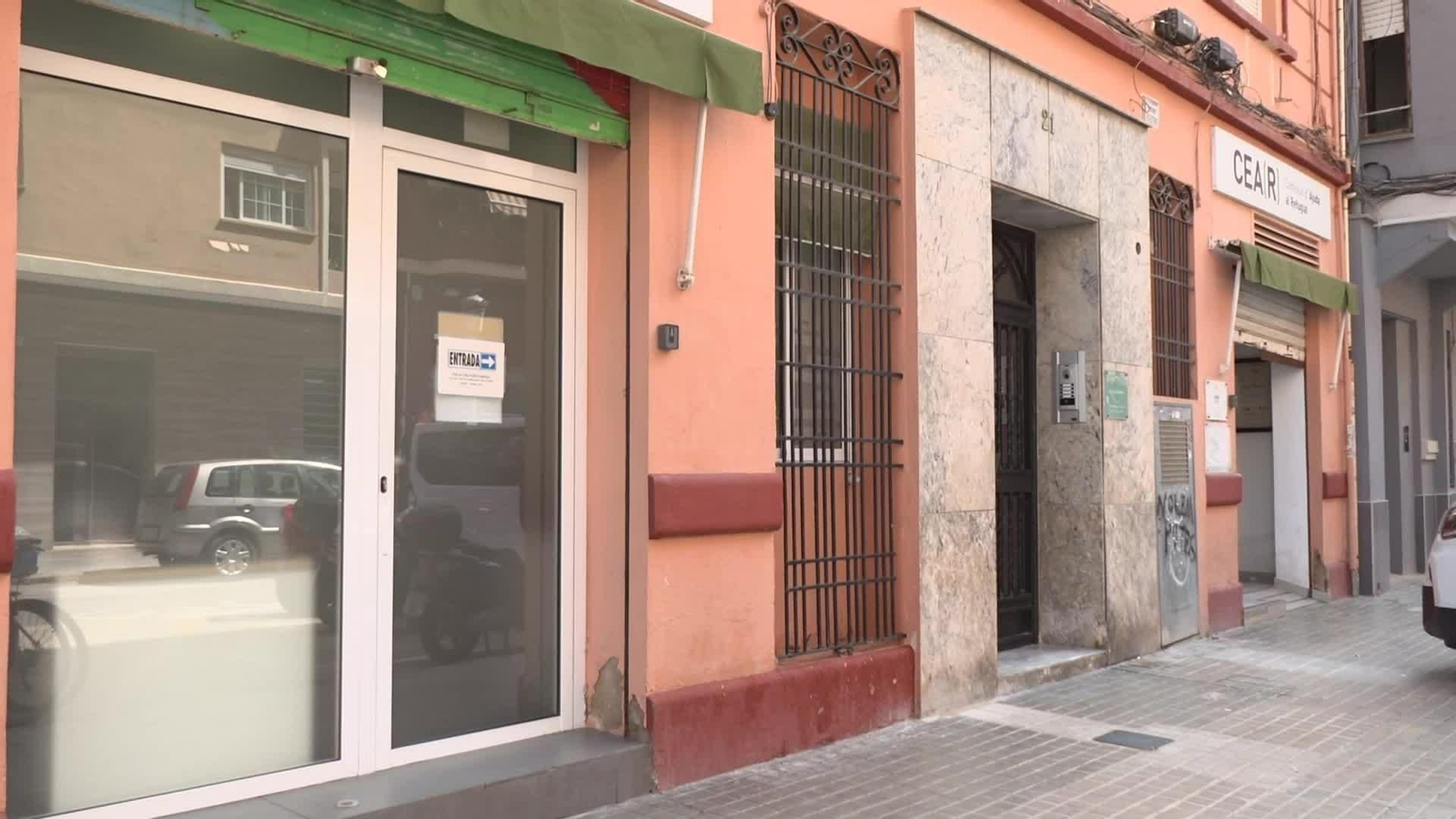 L067-VALENCIA SEDE CEAR VANDALIZADA