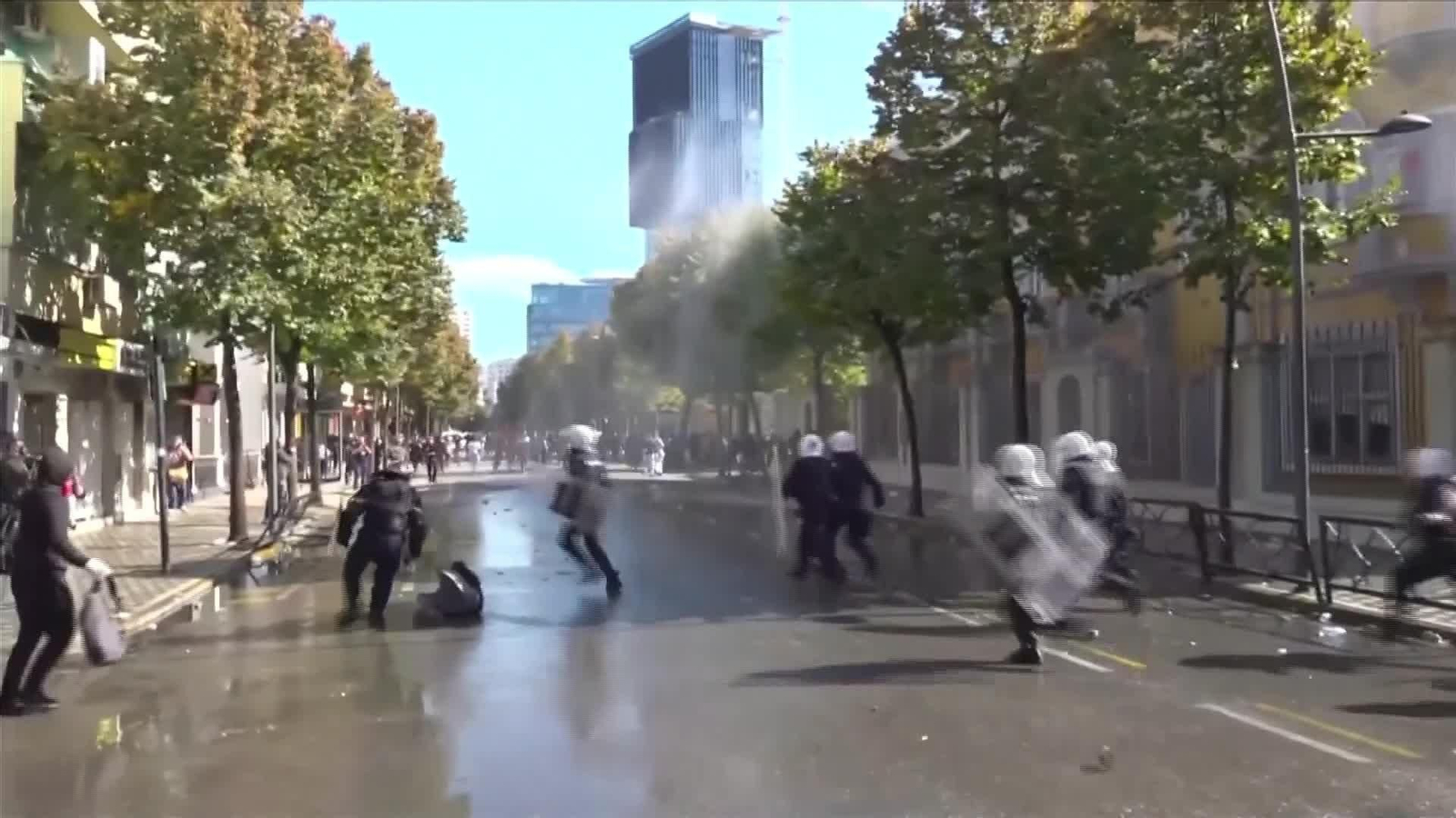 V082-ALBANIA SIGUEN LAS PROTESTAS DE ESTUDIANTES