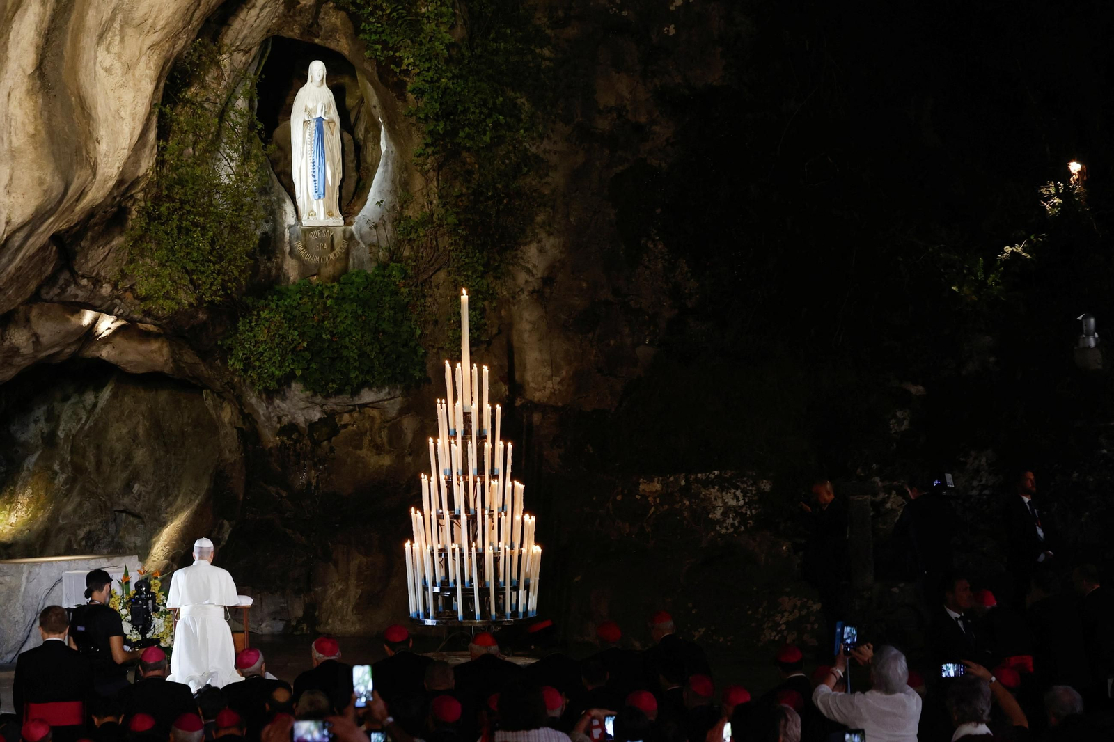 El papa reza en Lourdes