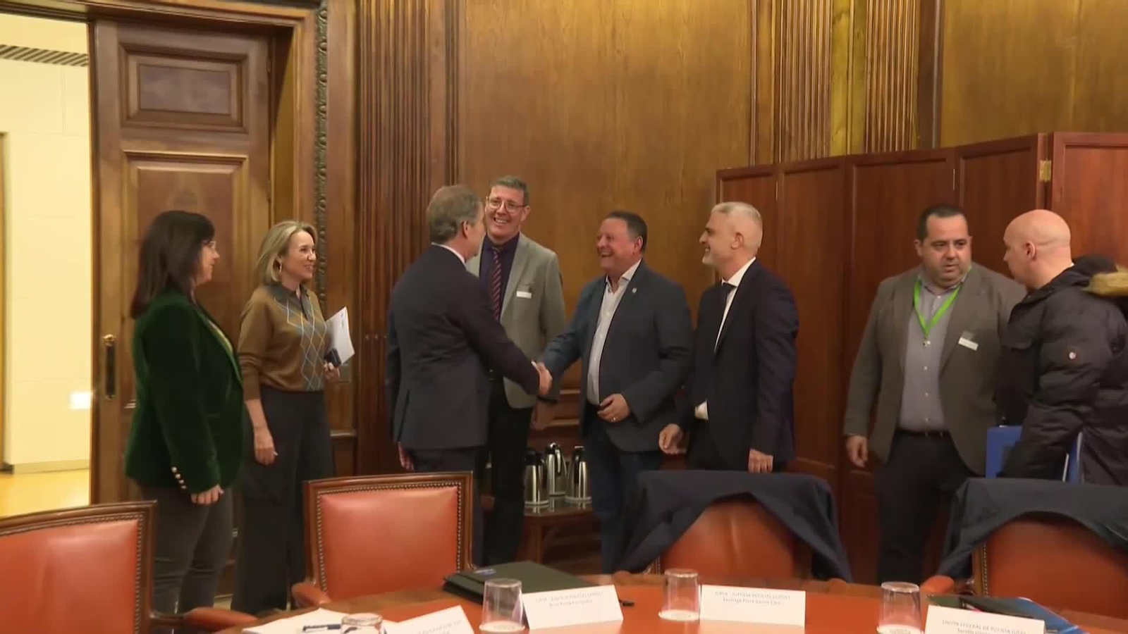 V064-MADRID FEIJOO CON REPRESENTANTES POLICIA Y GUARDIA CIVIL