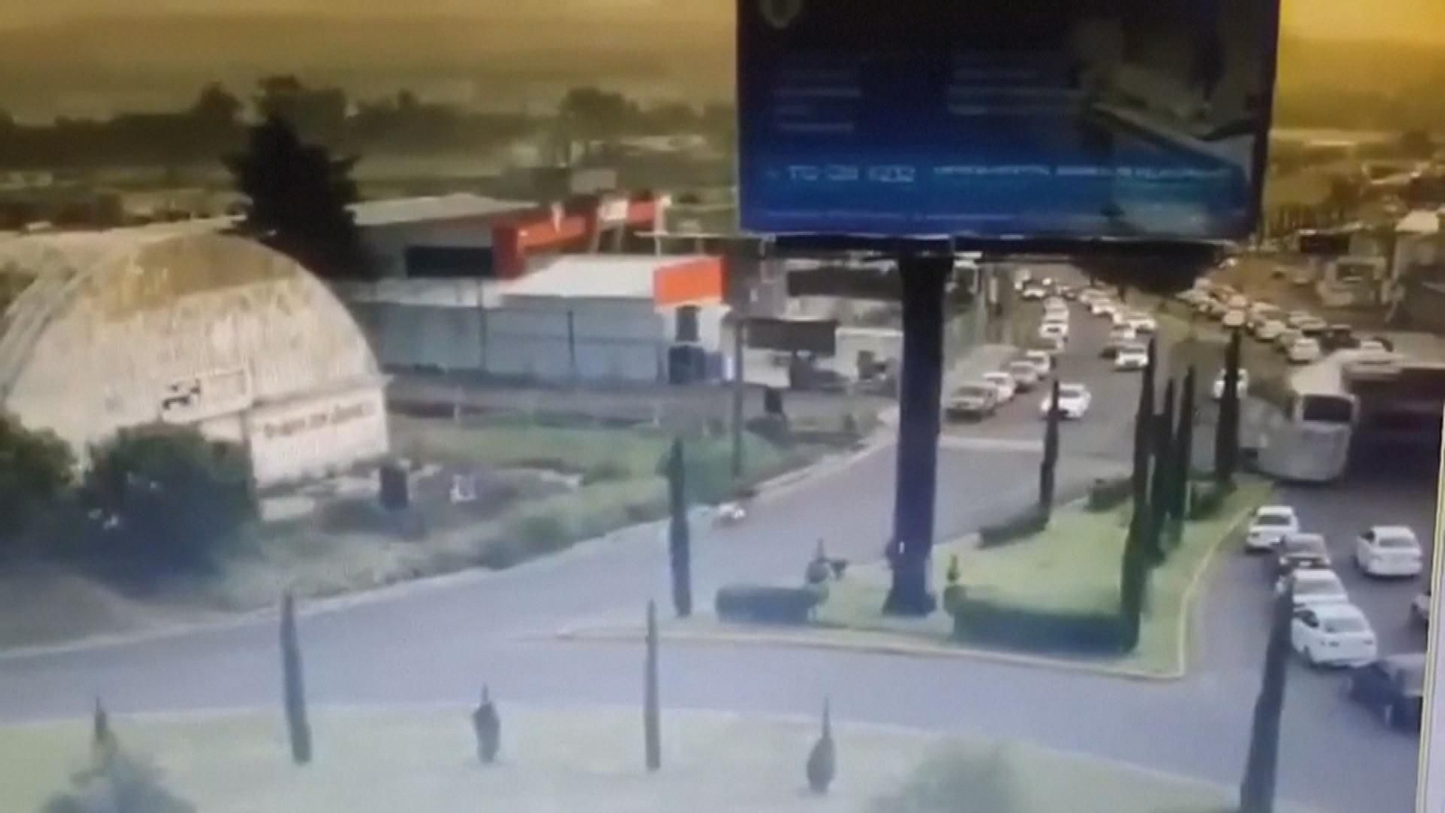 Impactantes imágenes del momento en el que un tren arrolla a un autocar de pasajeros en México