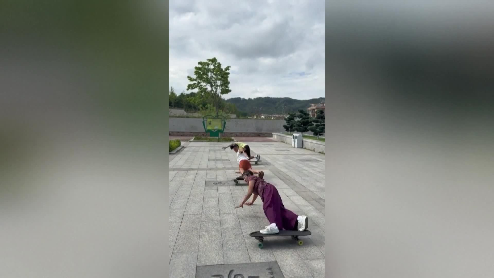 va abuela china en patinete