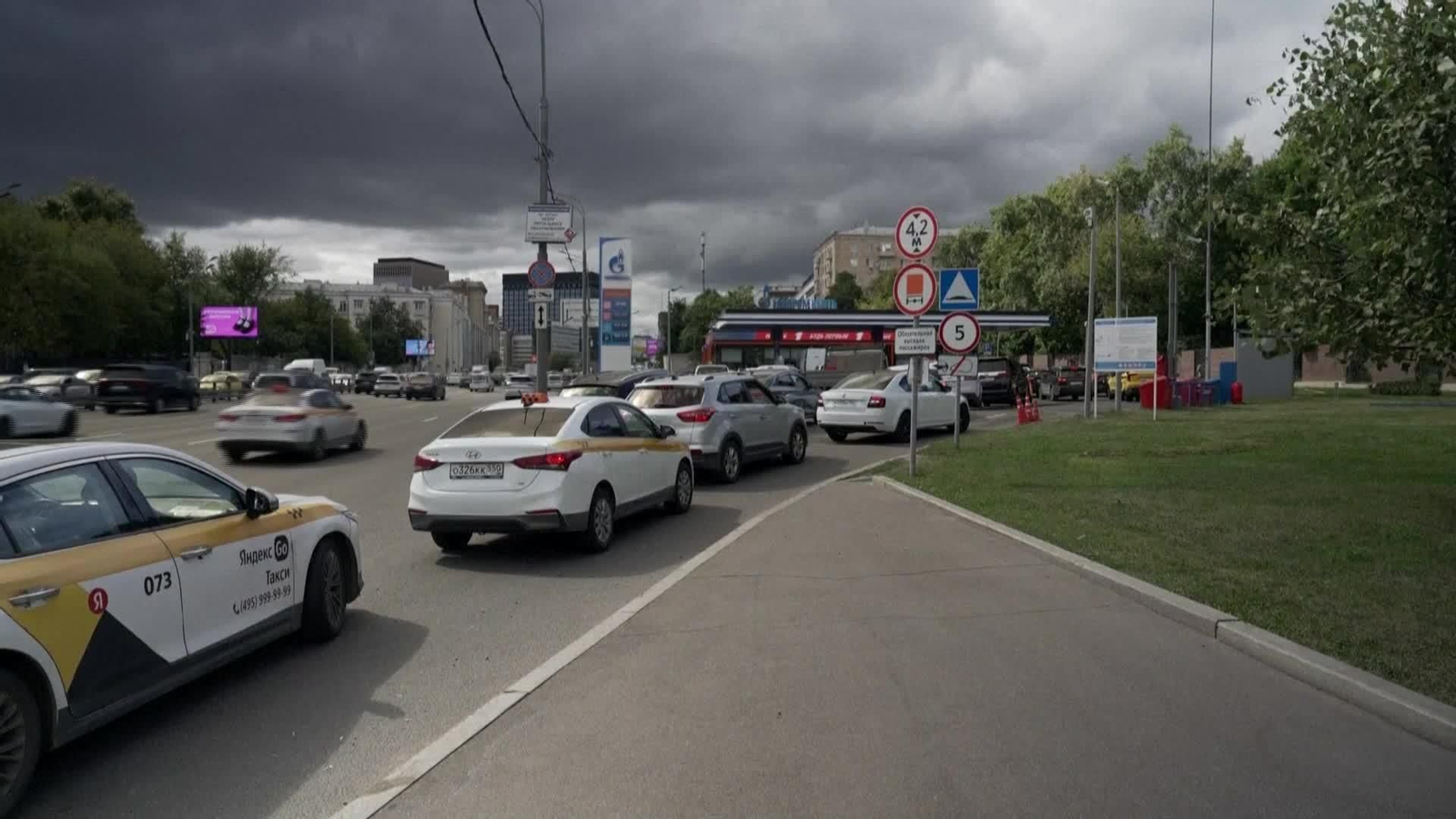 X063-RUSIA COLAS EN GASOLINERAS PRECIO COMBUSTIBLE