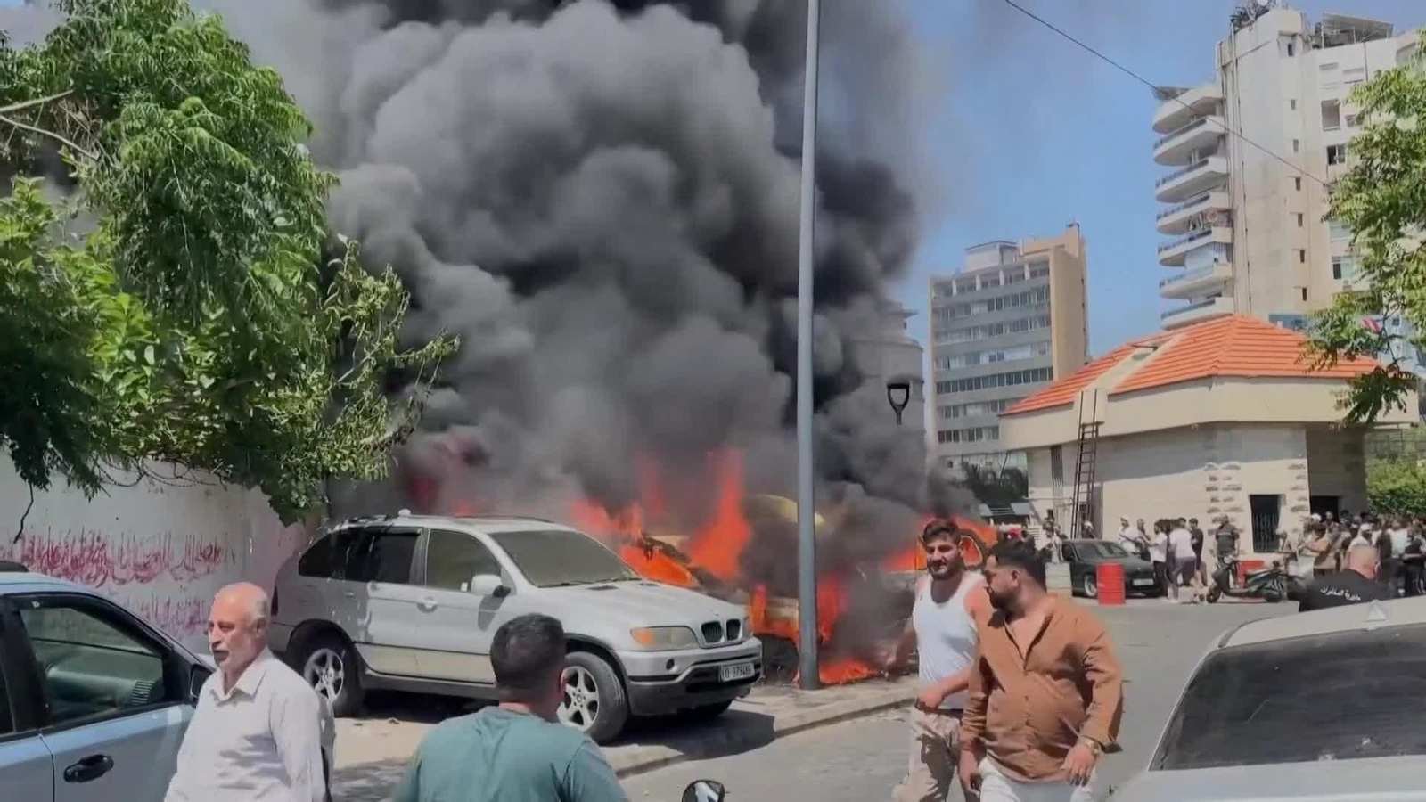 X074-LIBANO ARDEN VEHICULOS TRAS ATAQUE EN SIDON