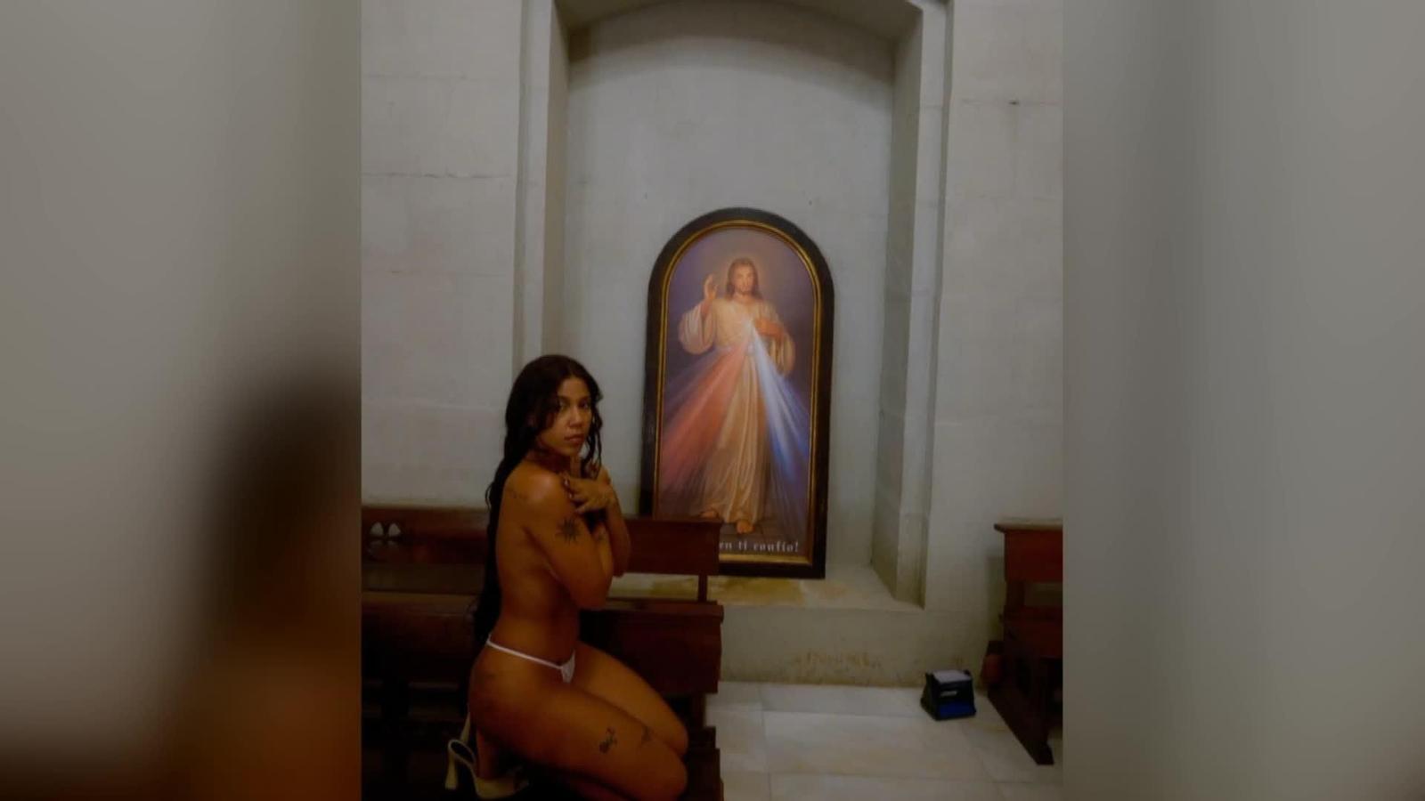 J040-SAN SEBASTIAN POLEMICA FOTO RAPERA IGLESIA