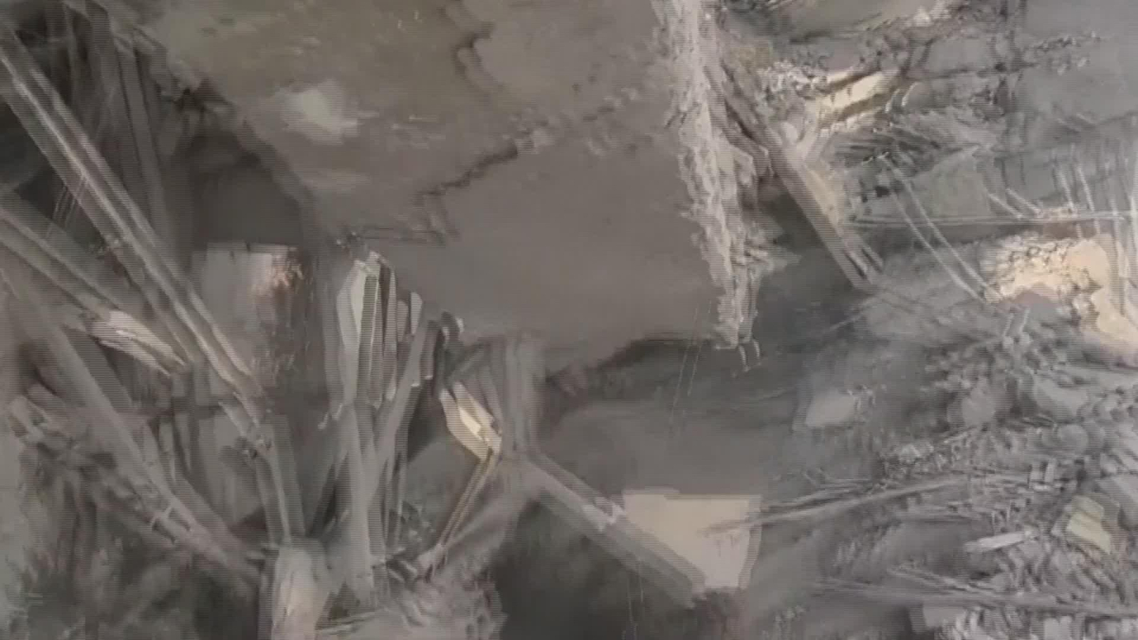 M085-IRAN RESCATES EDIFICIO BOMBARDEADO