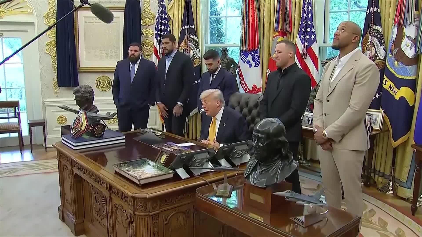 J006-EEUU TRUMP CON TOPURIA CASA BLANCA
