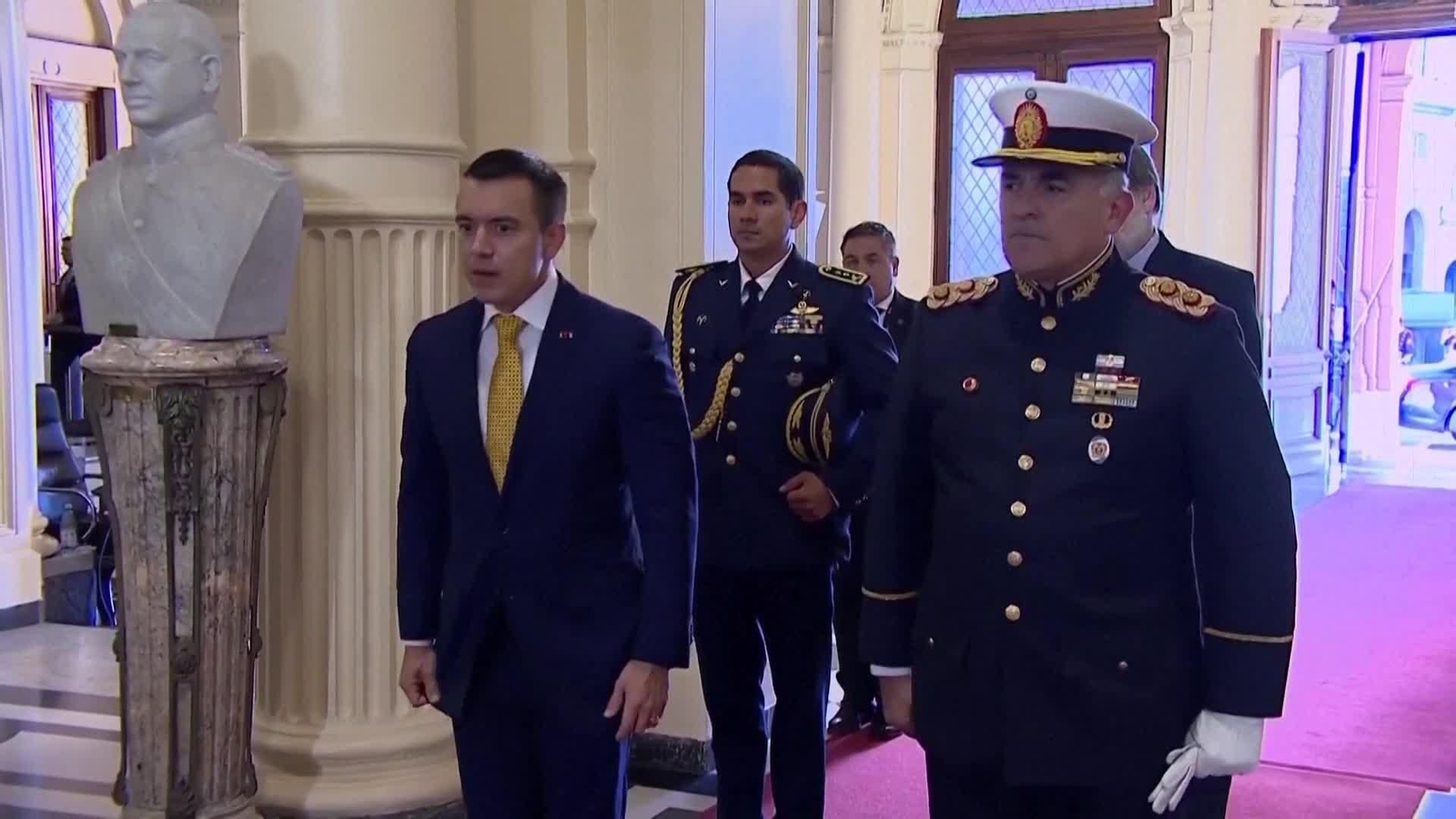 V007-ARGENTINA MILEI Y NOBOA POSAN CON MOTOSIERRA Y ESPADA