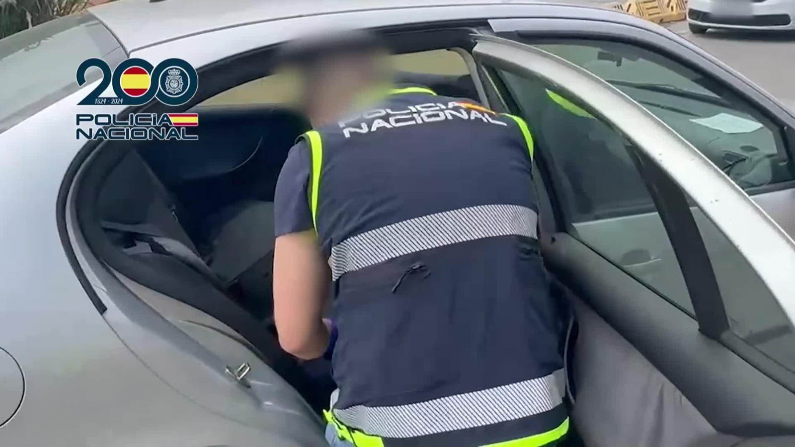 M016-IMAGENES POLICIA MIGRANTE OCULTO COCHE CEUTA