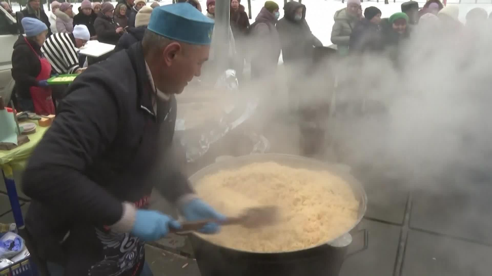 V063-UCRANIA REPARTO COMIDA CALIENTE