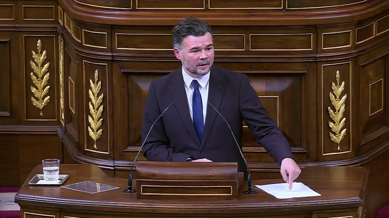 va rufian sobre bancada vacia