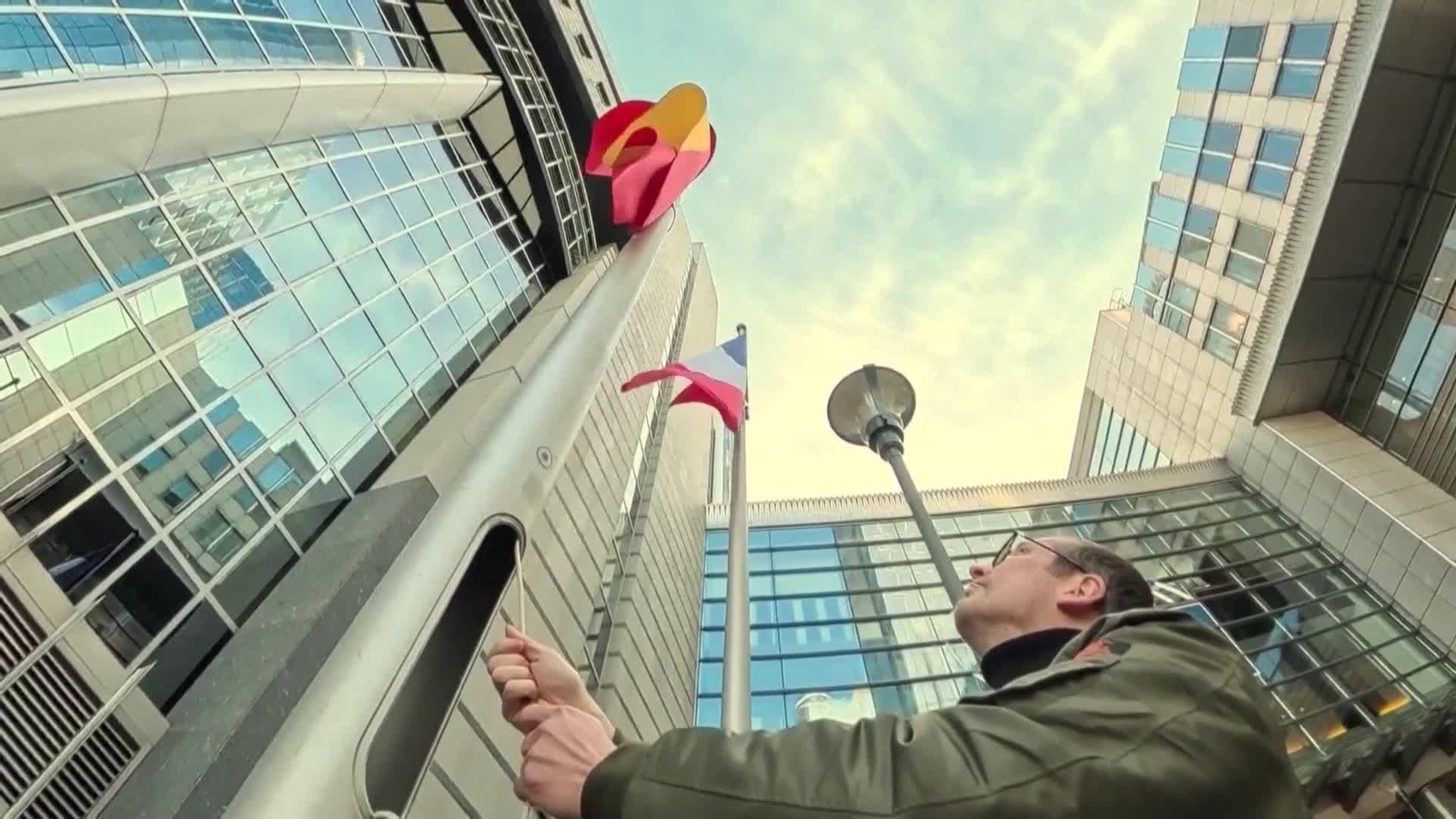 L081-FRANCIA BANDERAS A MEDIA ASTA PARLAMENTO POR ACCIDENTE ADAMUZ