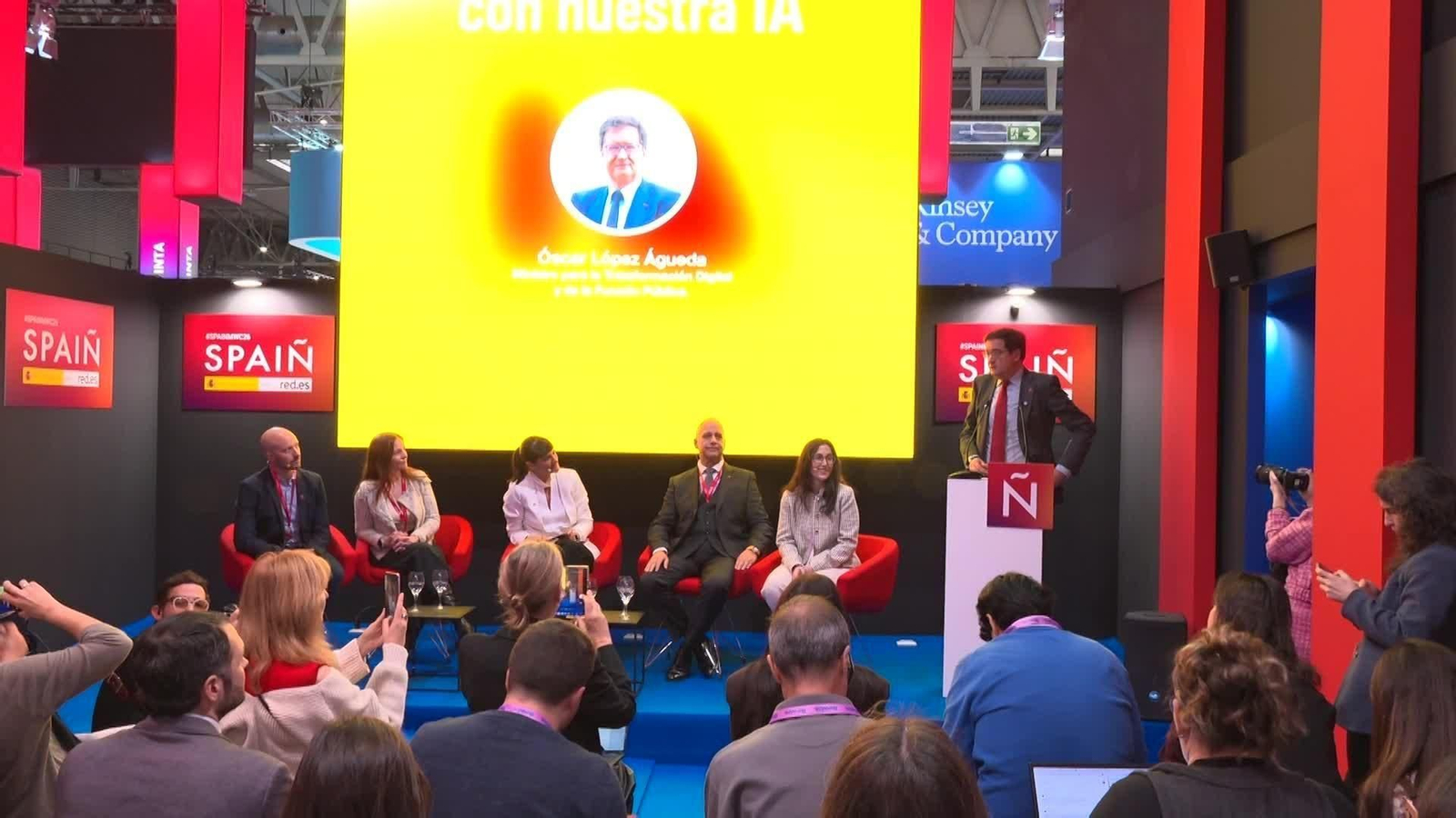 M029-BARCELONA OSCAR LOPEZ EN EL MOBILE