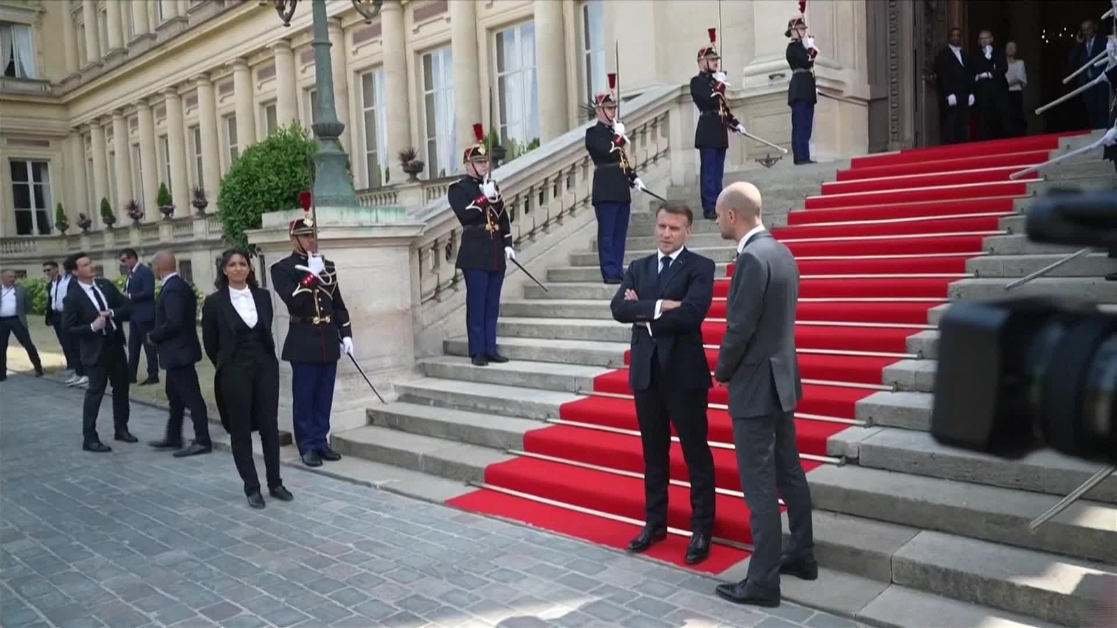 L064-FRANCIA EMMANUEL MACRON RECIBE A VOLODIMIR ZELENSKI
