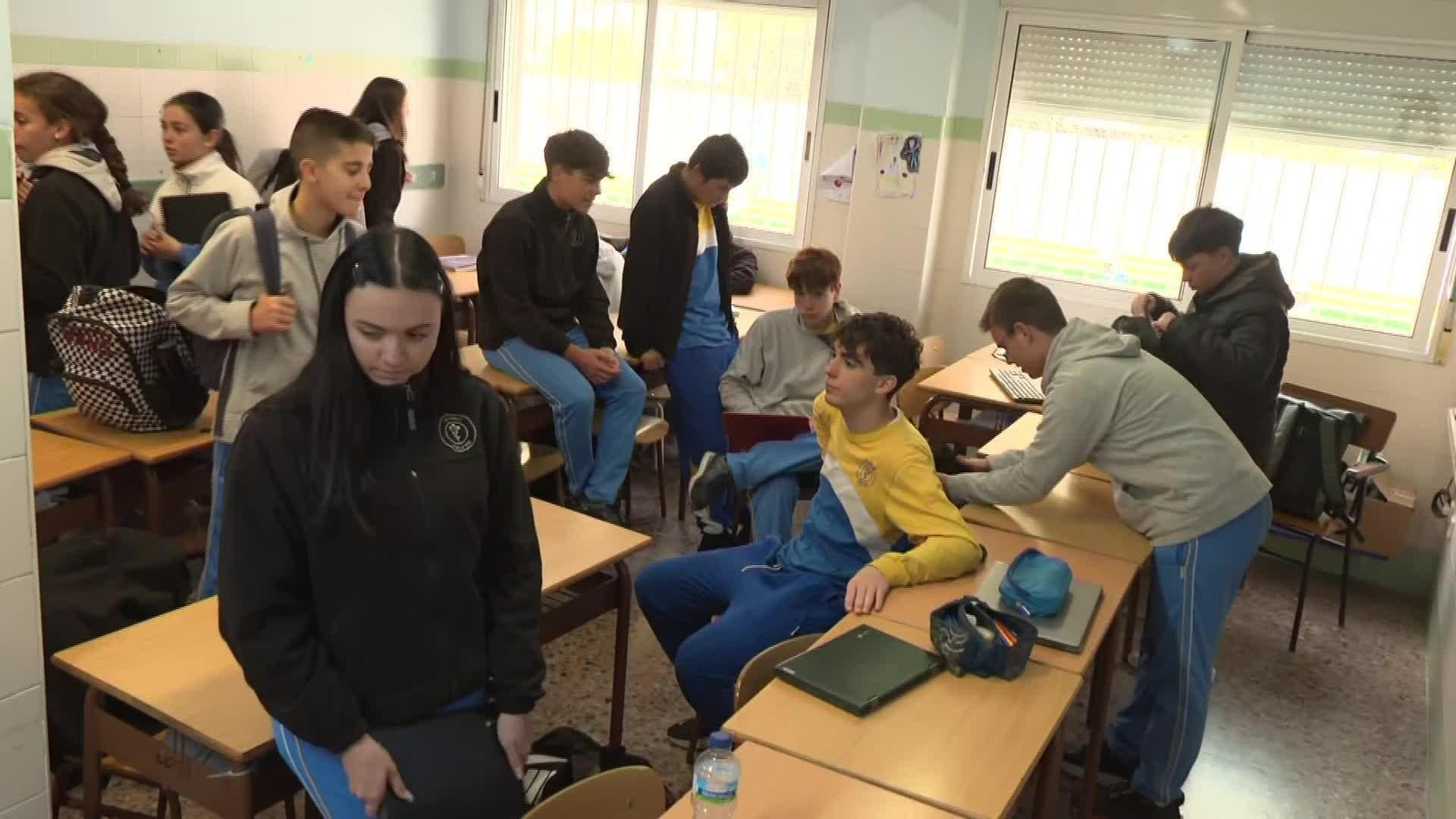 M058-VARIOS PROHIBICION REDES SOCIALES MENORES