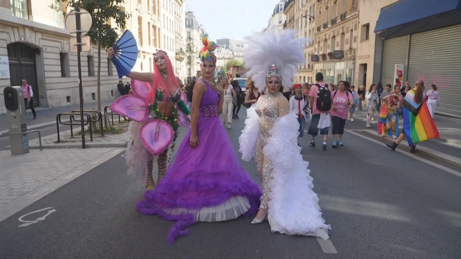 Miles de personas participan en la Marcha del Orgullo de París aplazada por el calor