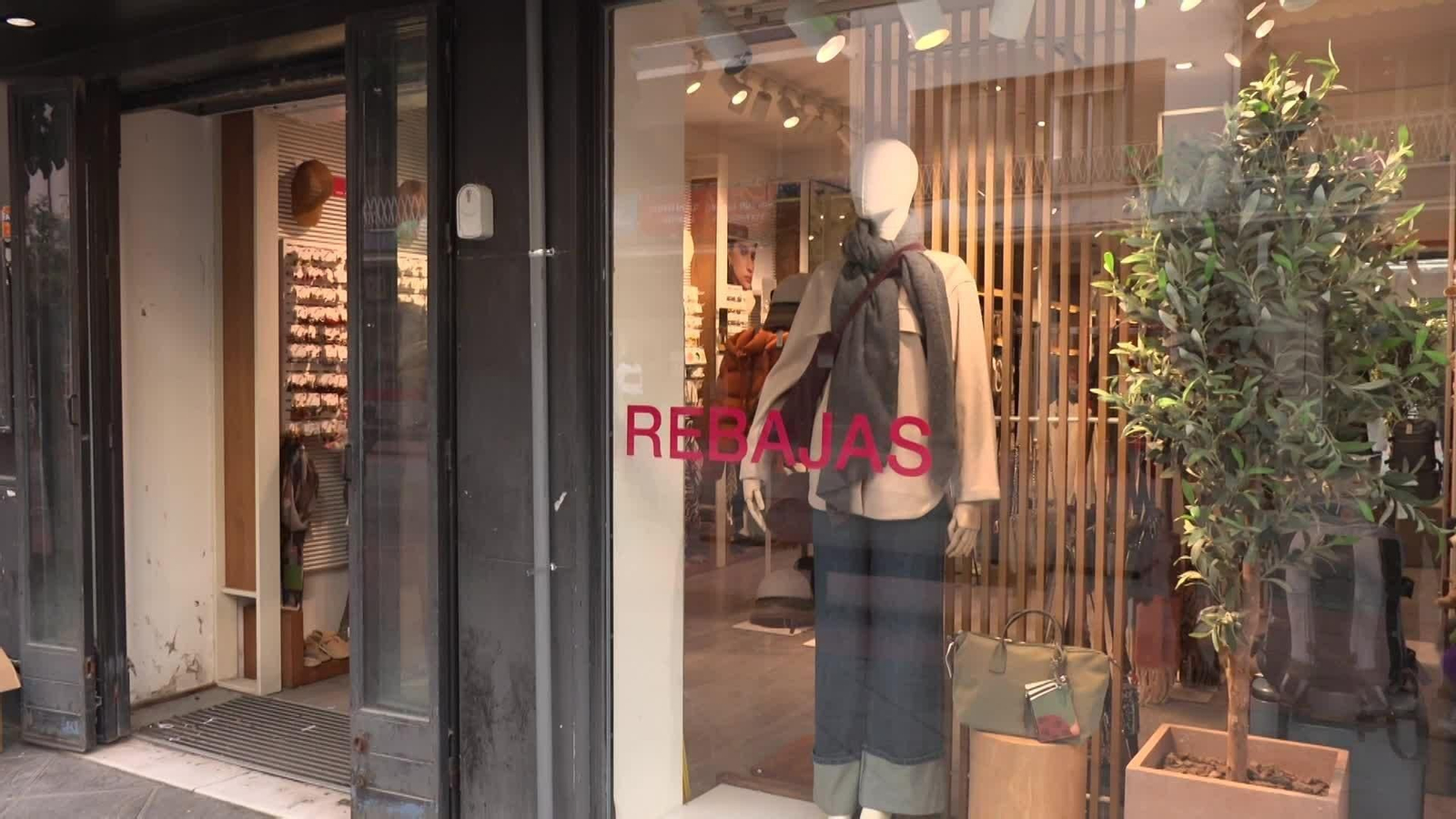 X039-SEVILLA ARRANCAN LAS REBAJAS