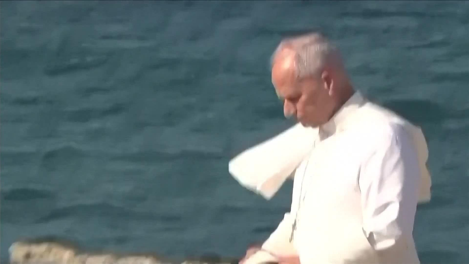 va papa saluda inmigrantes lampedusa