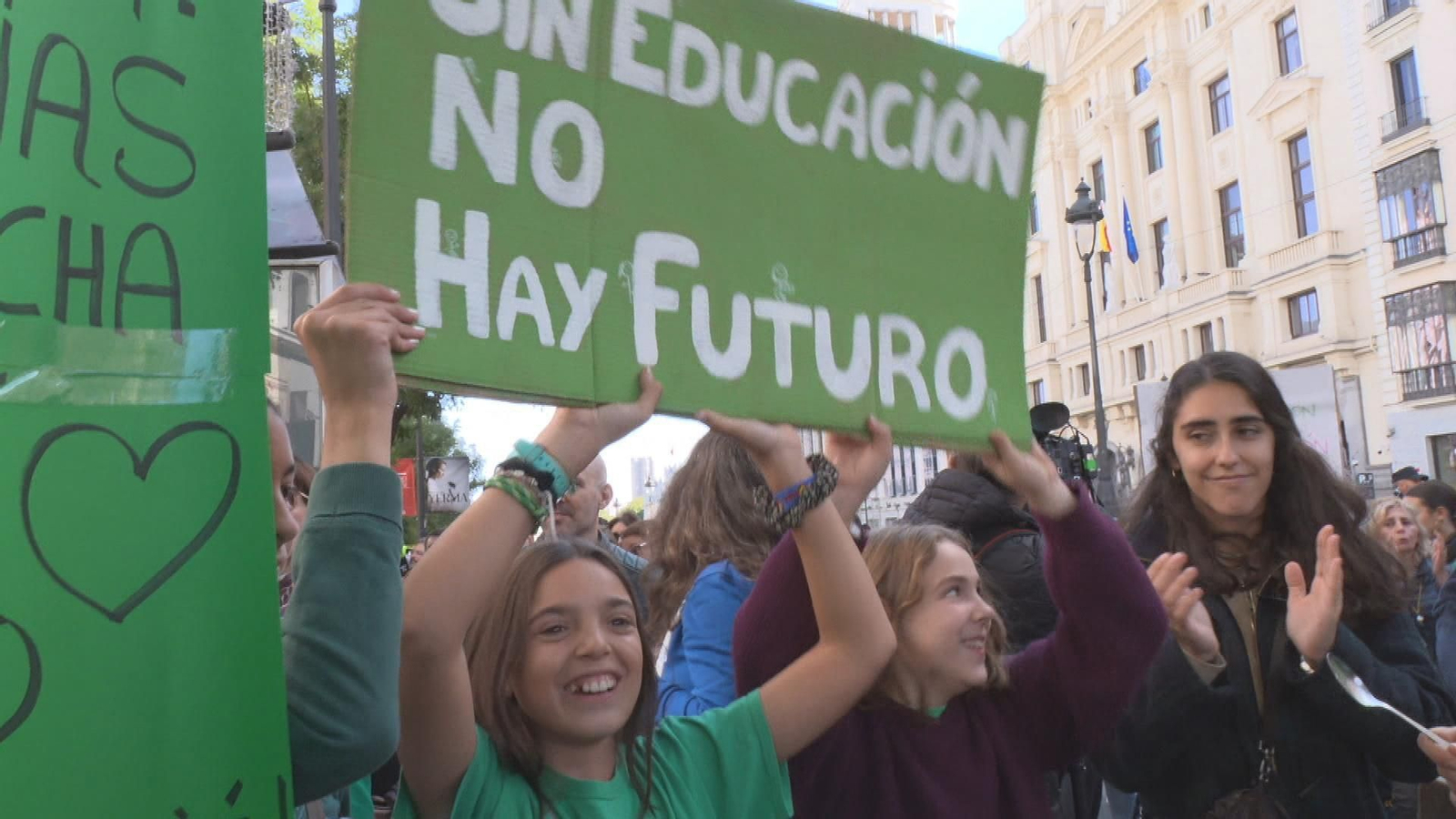 Las familias salen a la calle en Madrid para apoyar la huelga educativa