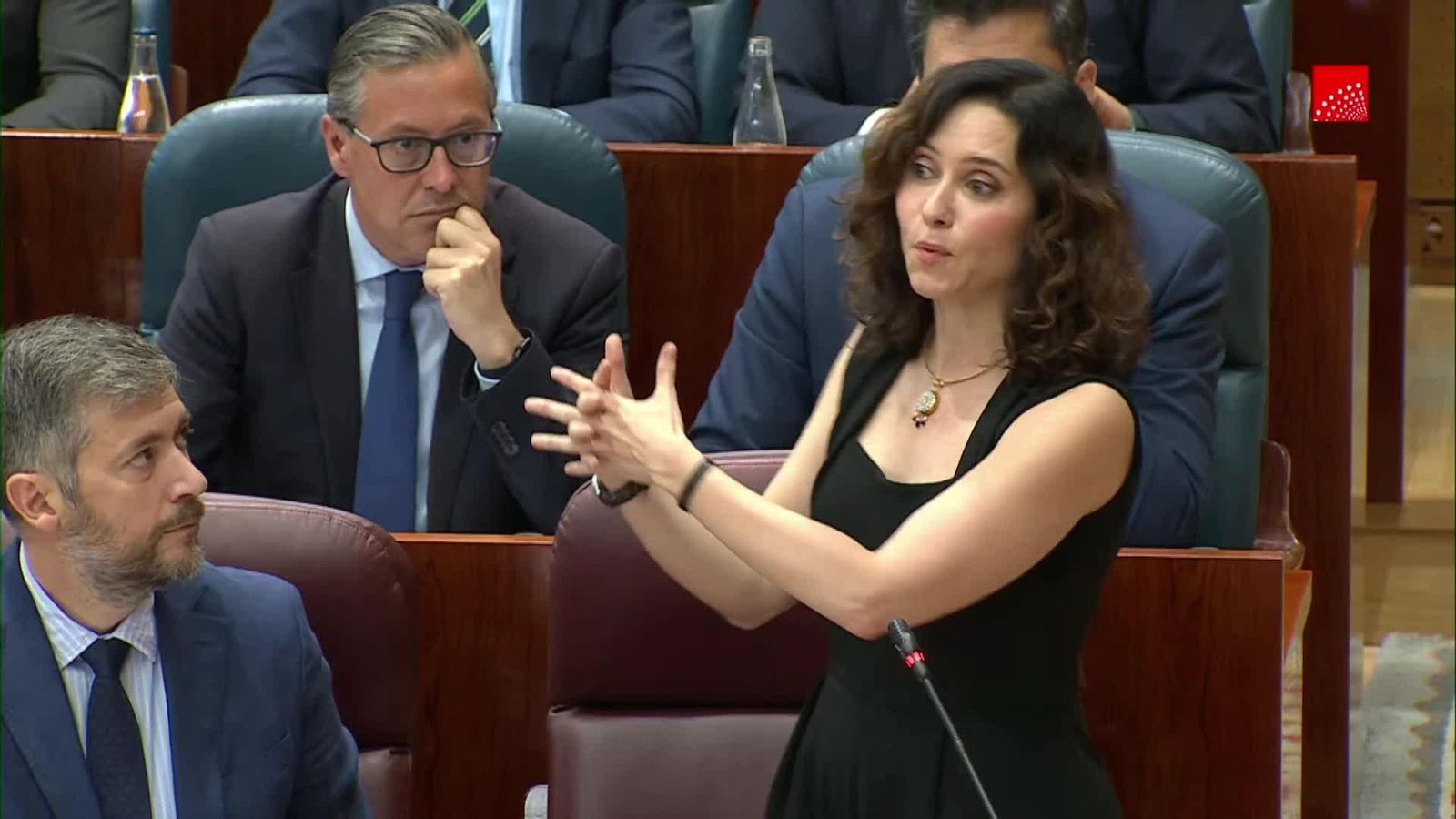 Ayuso califica a Leire como "la fontanera que acabó pegándose con  comisionistas" y añade que "solo faltaba Koldo y Ábalos fumándose un puro  detrás"