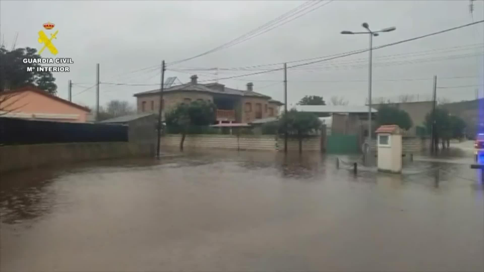 S044-IMAGENES GUARDIA CIVIL CACERES VECINA DESALOJO