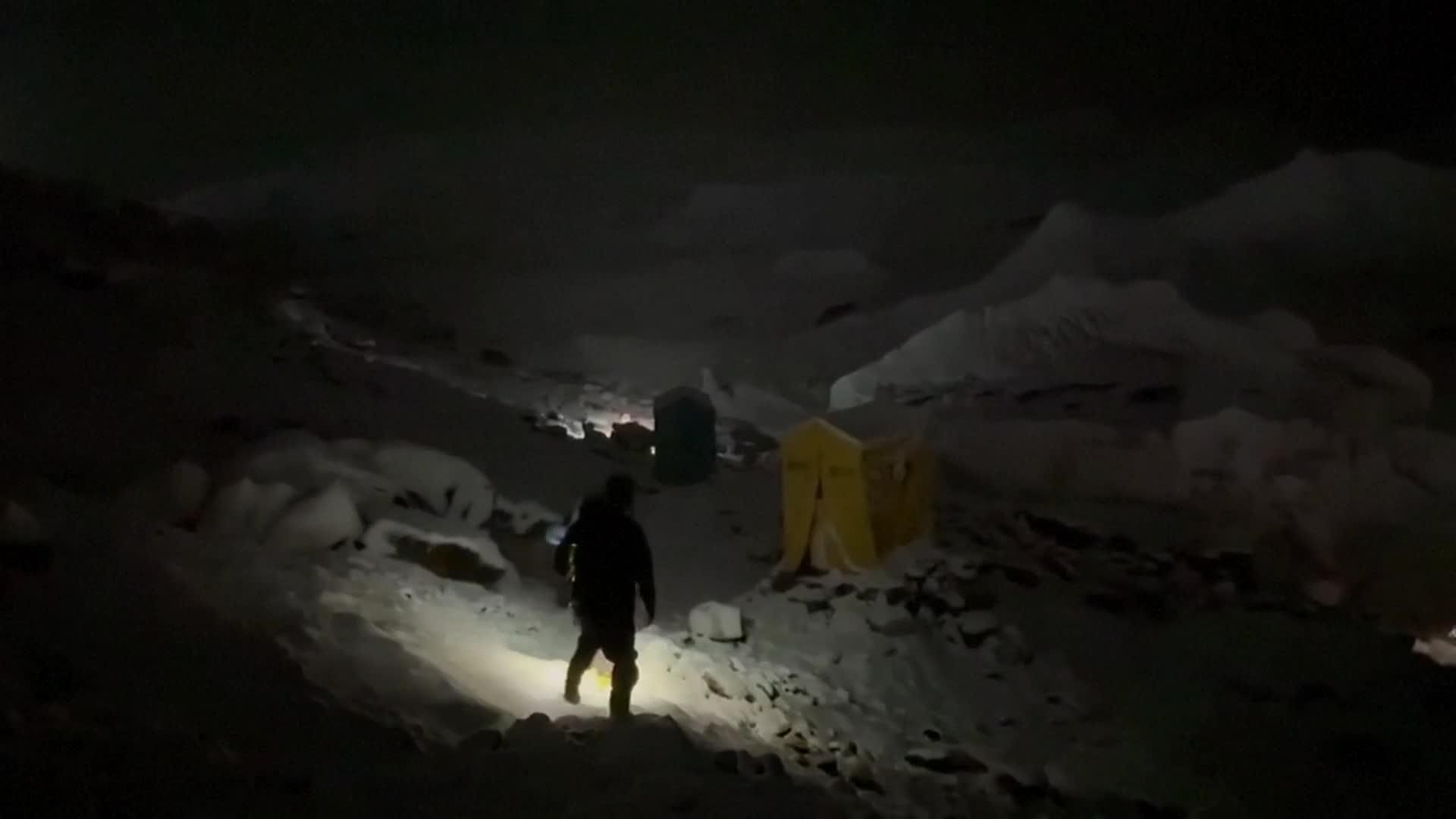 X086-NEPAL LOS SHERPAS REABREN RUTA AL EVEREST