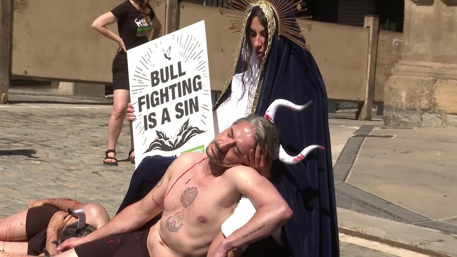 Los animalistas 'calientan' San Fermín con una protesta bajo el lema 'La Tauromaquia es pecado'