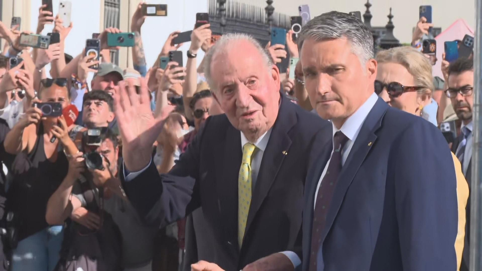 El rey emérito Juan Carlos I ha acudido este domingo en Sevilla a la corrida de toros en la Real Maestranza