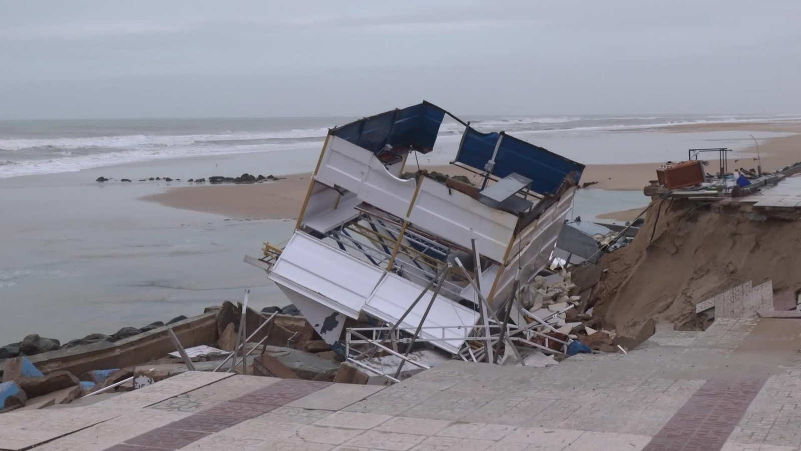 D024-HUELVA DESALOJOS DAÑOS PASEO MARITIMO MATALASCAÑAS