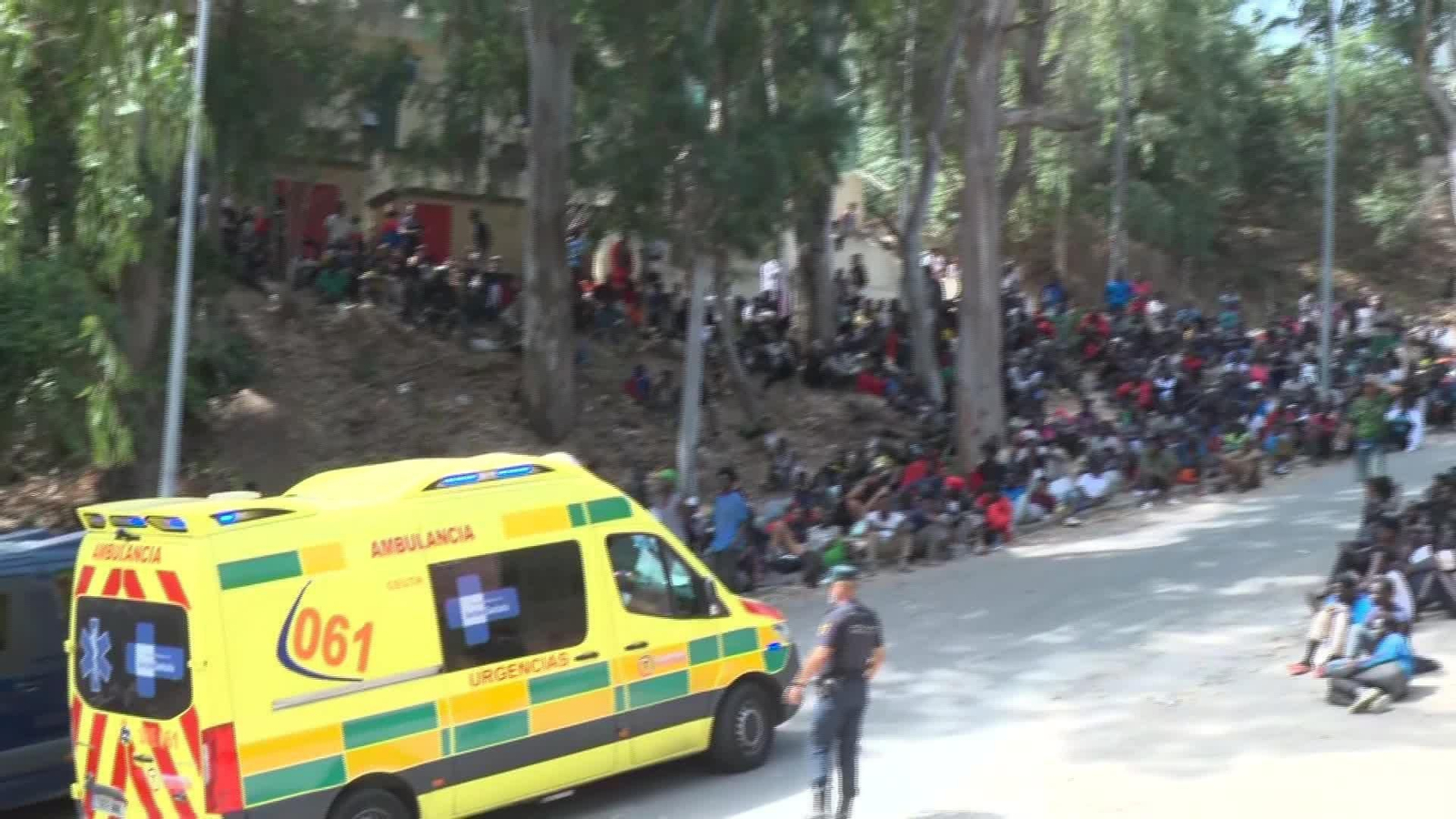 S028-CEUTA MULTITUDES PERSONAS HECEN COLA EN CETI