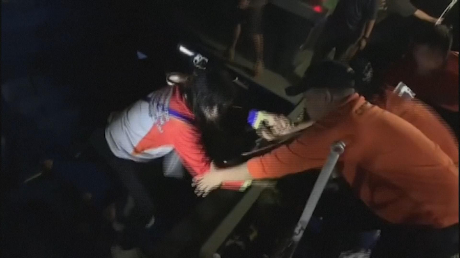 Al menos 15 muertos en el naufragio de un ferry en Filipinas con más de 300 pasajeros