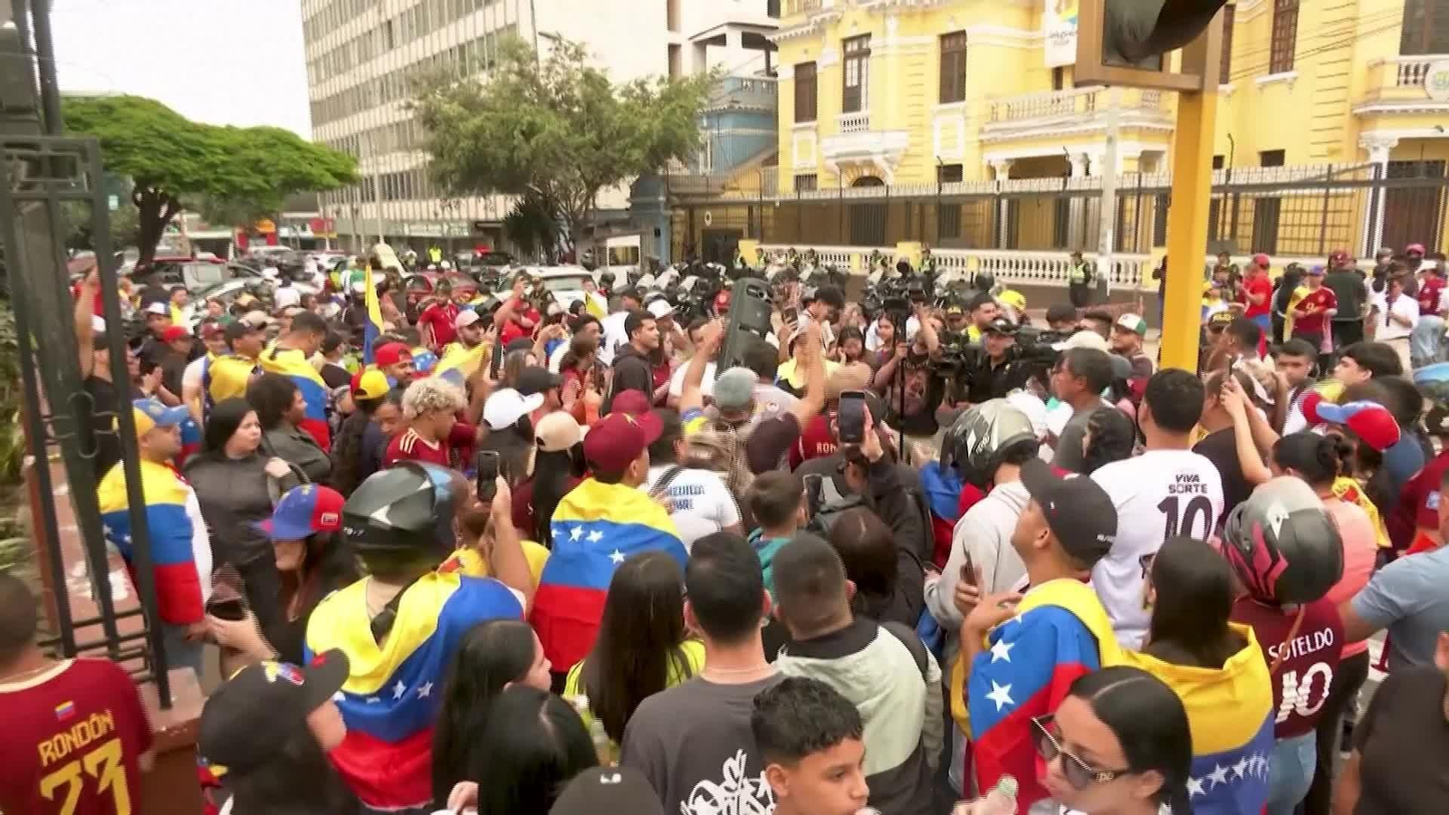 S009-PERU VENEZOLANOS CELEBRAN CAPTURA MADURO