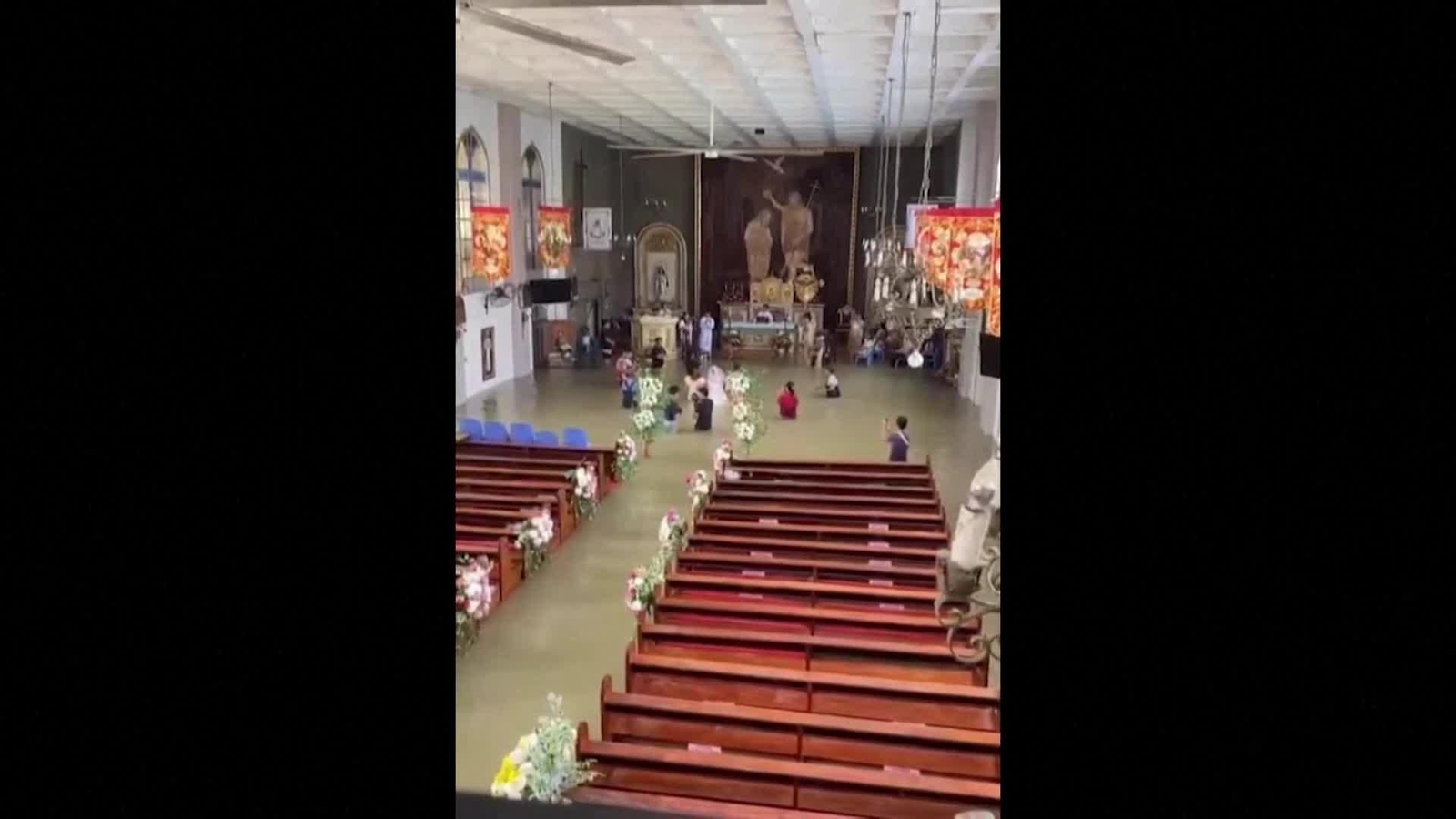 va boda con agua por la rodilla