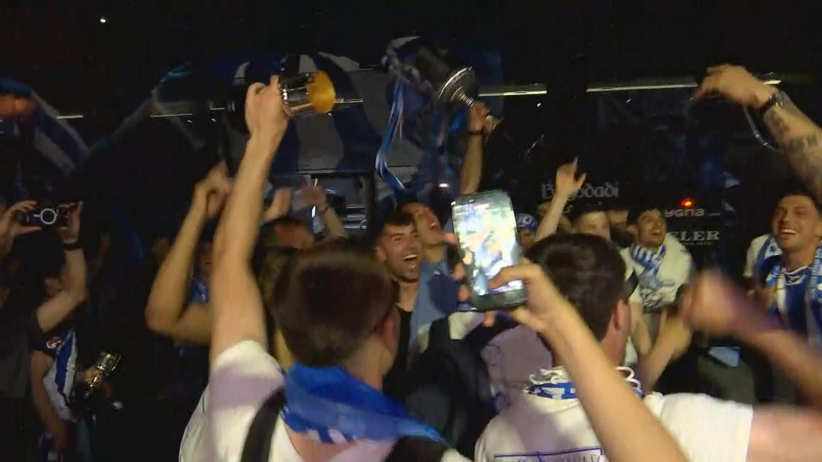 Alegría desatada de los jugadores de la Real al llegar al hotel con la Copa del Rey