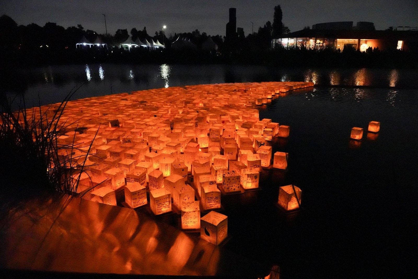 Farolillos de papel iluminan el lago Acitlalin en Ciudad de México