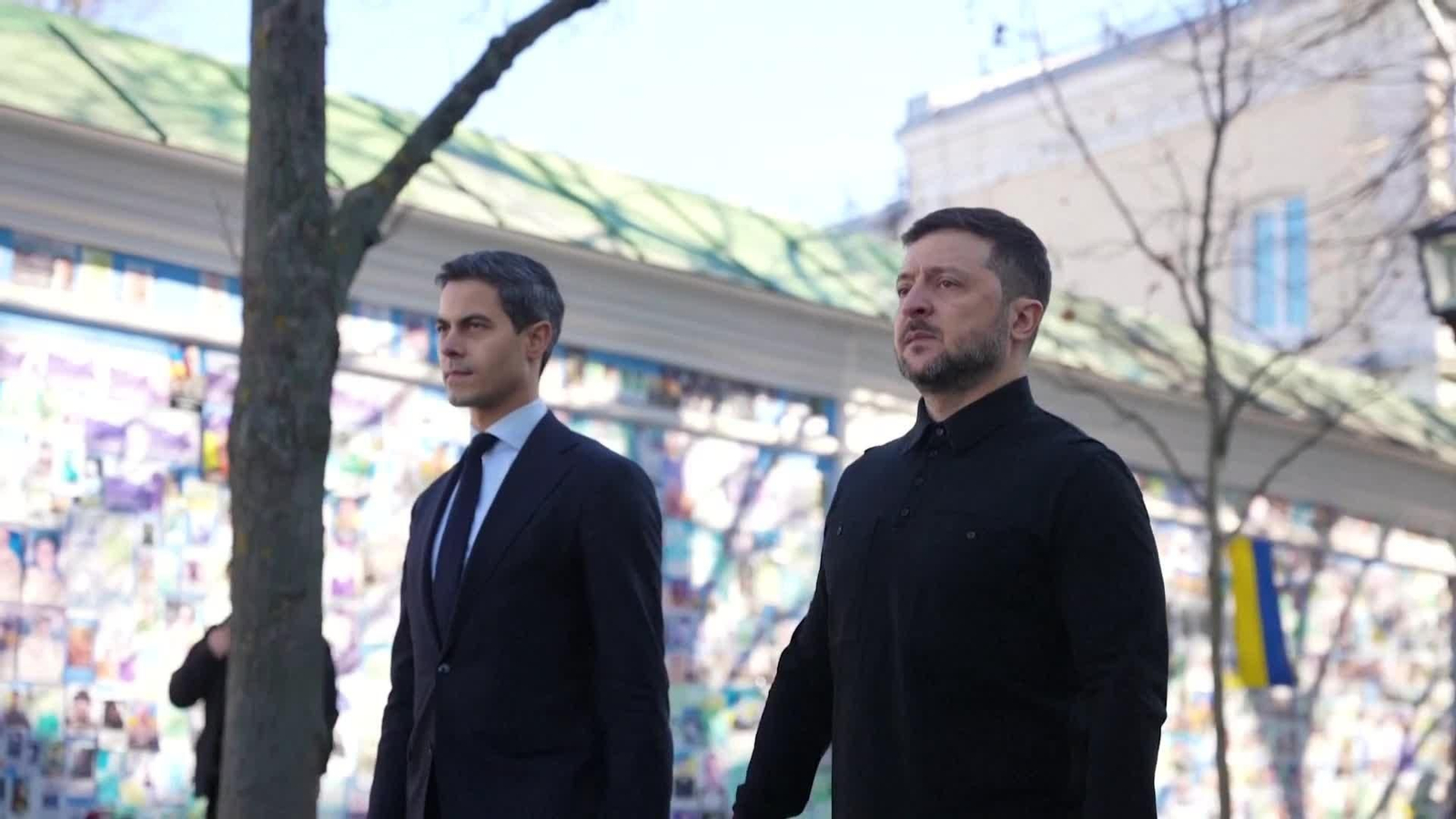 D008-UCRANIA ZELENSKI HOMENAJE SOLDADOS CAIDOS