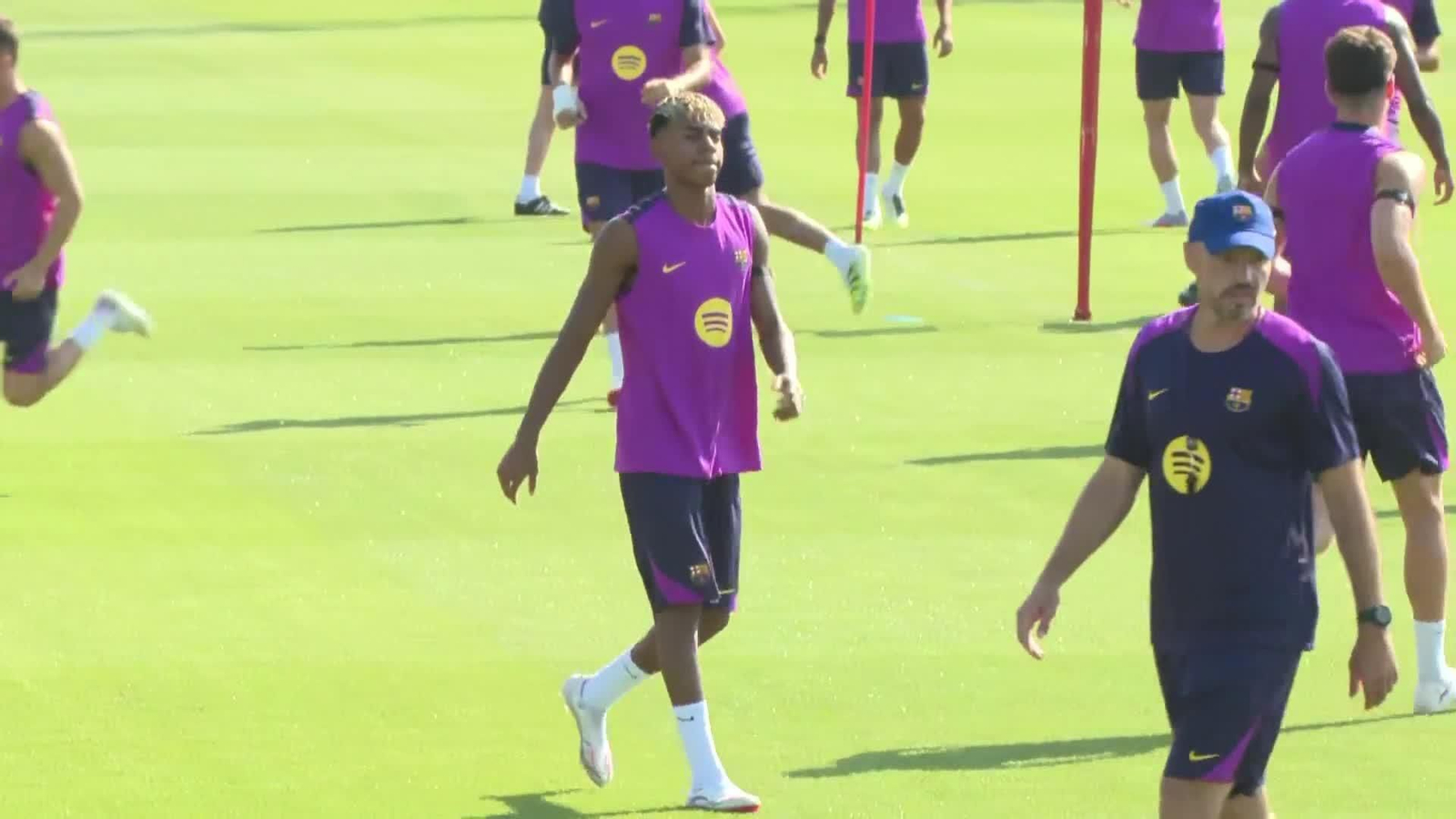 Todos los ojos puestos en Lamine Yamal en el entrenamiento del FC Barcelona