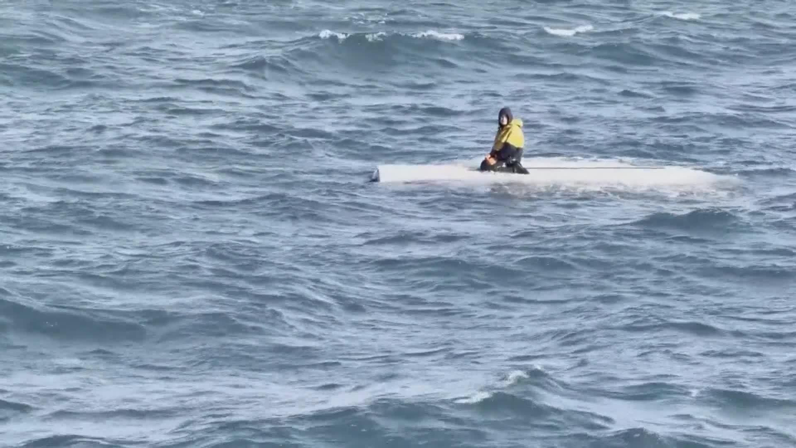 S009-EN EL MAR NAUFRAGO RESCATADO