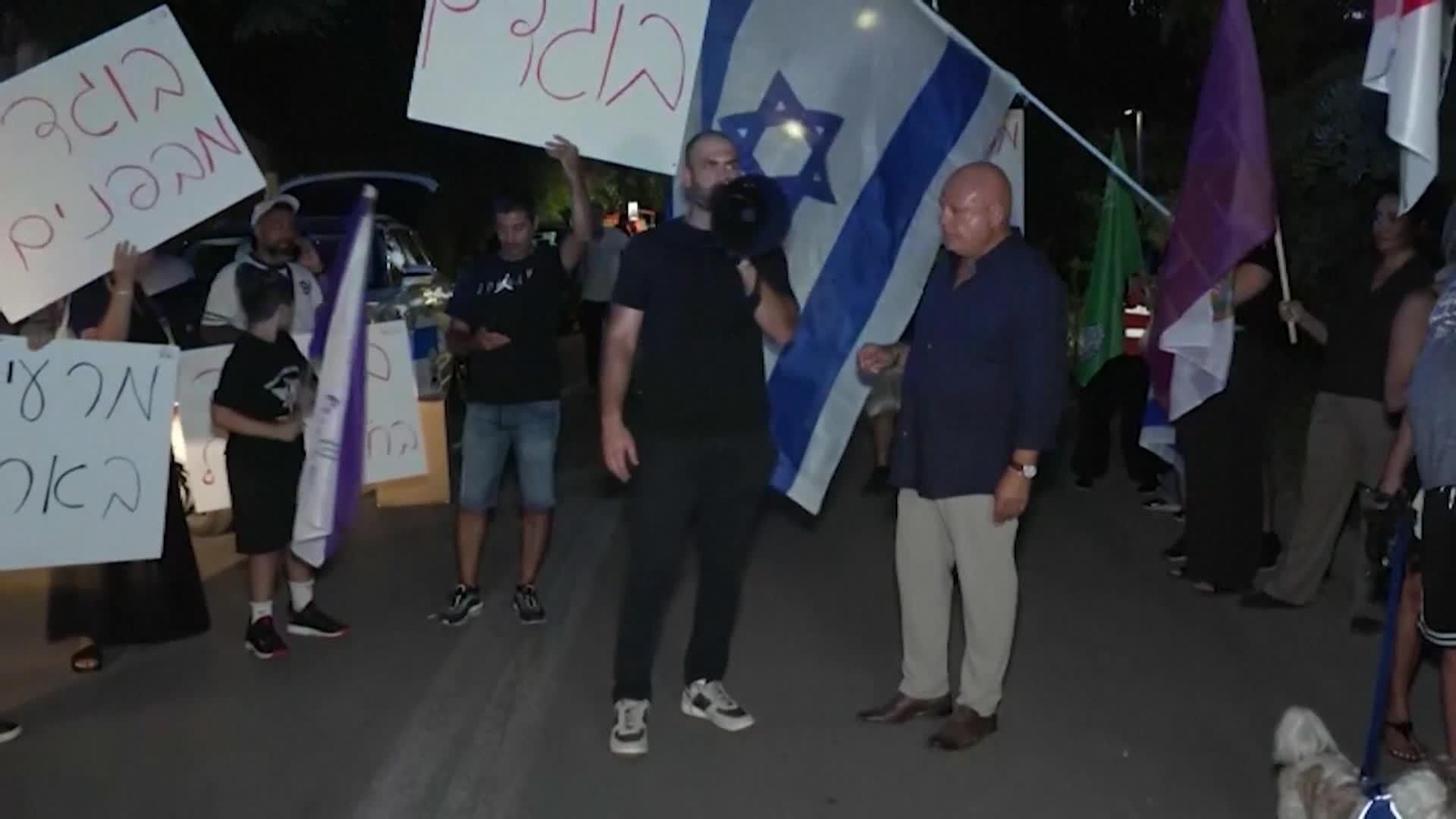 va israel protesta contra padres del director de NAZA
