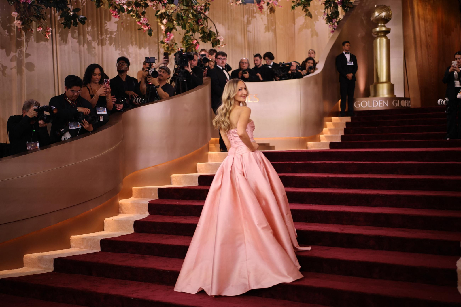 Las estrellas de Hollywood brillan en la alfombra roja de los Globos de Oro