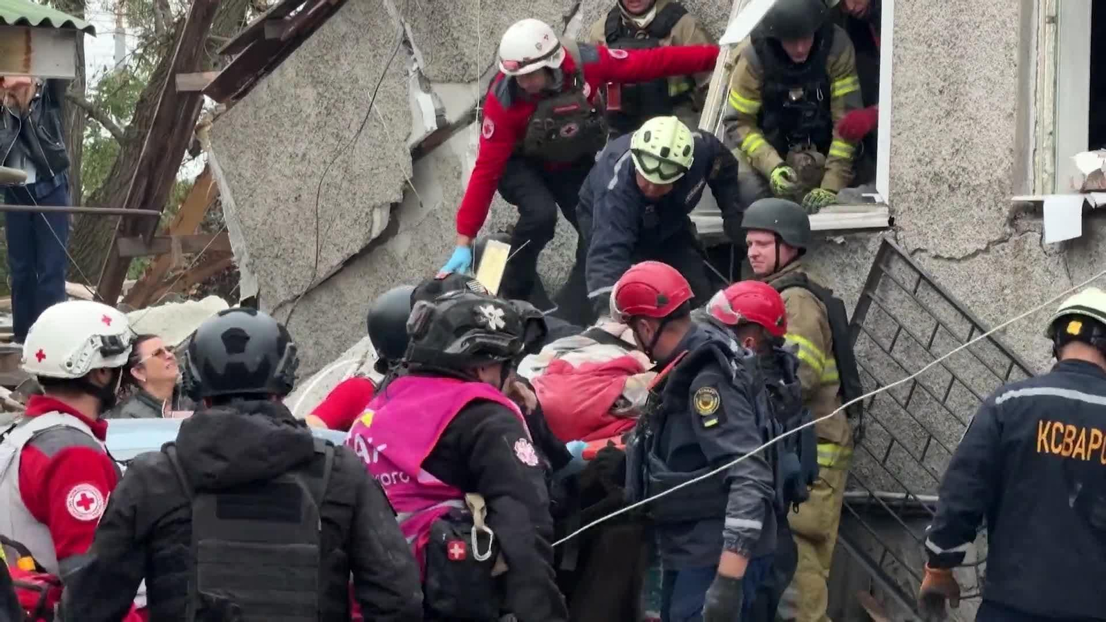 X073-UCRANIA RESCATE UNA VICTIMA DE UN BOMBARDEO EN ZAPORIYIA
