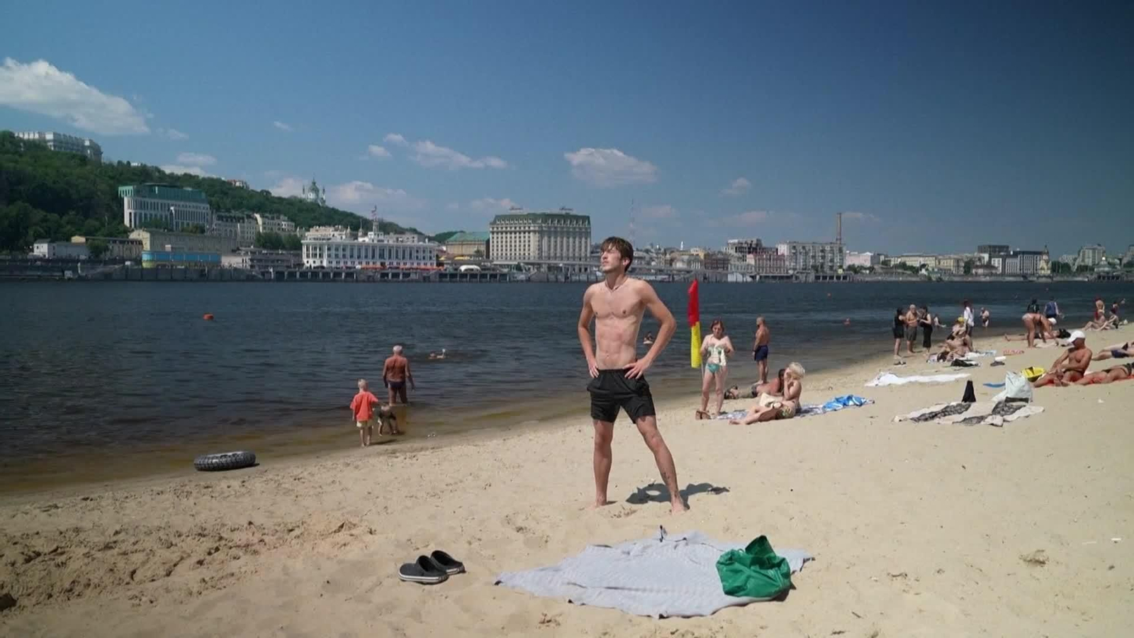 D008-UCRANIA BAÑISTAS KIEV PLAYA FLUVIAL CALOR