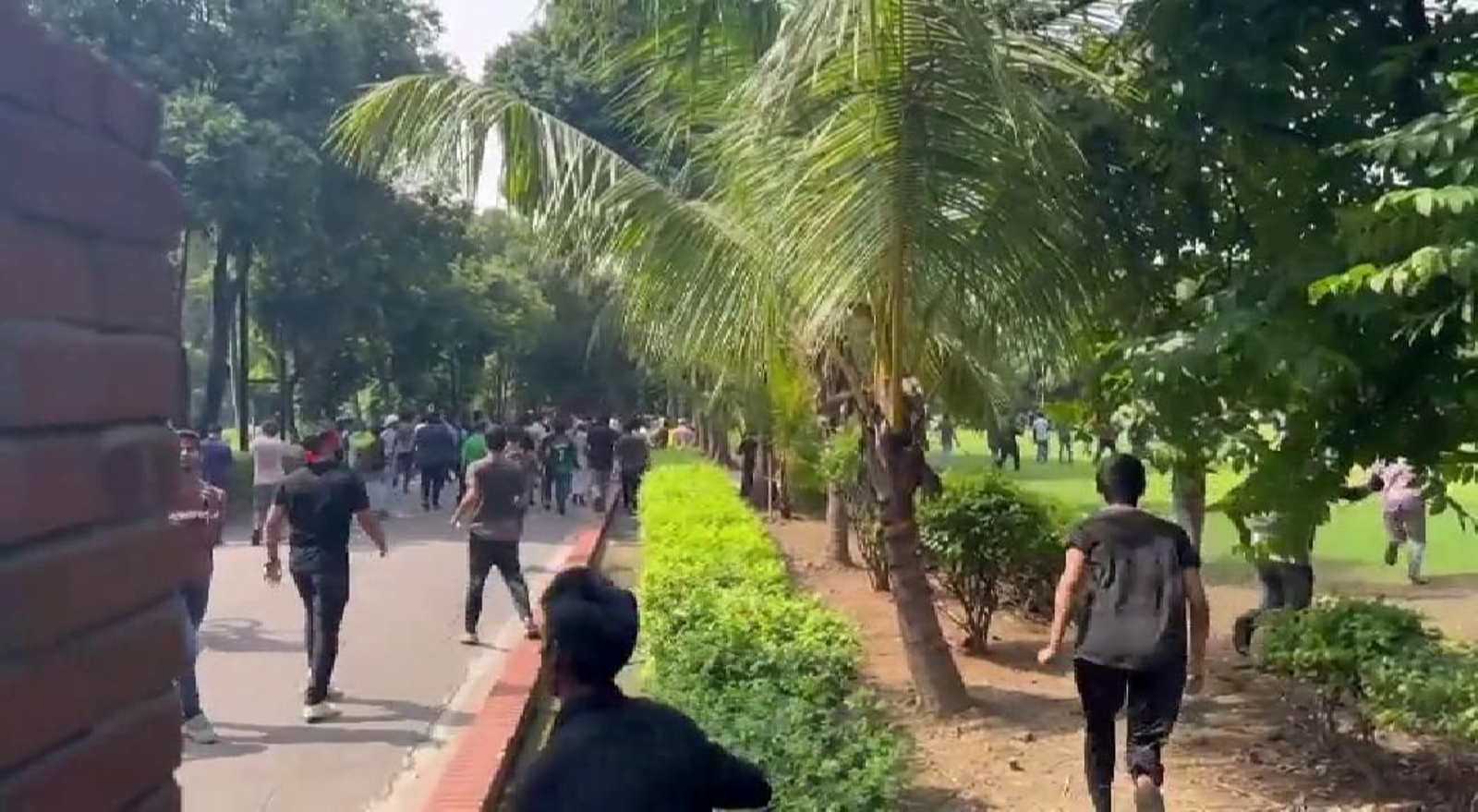 Una multitud toma el palacio presidencia en Bangladesh provocando la huida del país de la primera ministra Una multitud toma el palacio presidencia en Bangladesh provocando la huida del país de la primera ministra