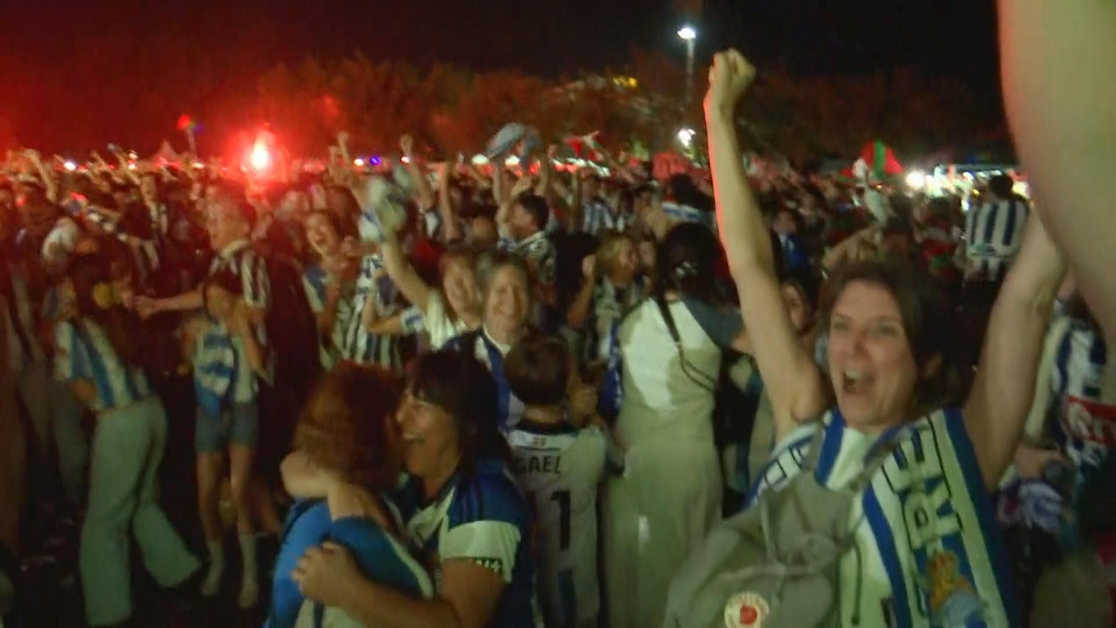 Aficionados de la Real Sociedad celebran a lo grande la conquista de la Copa del Rey