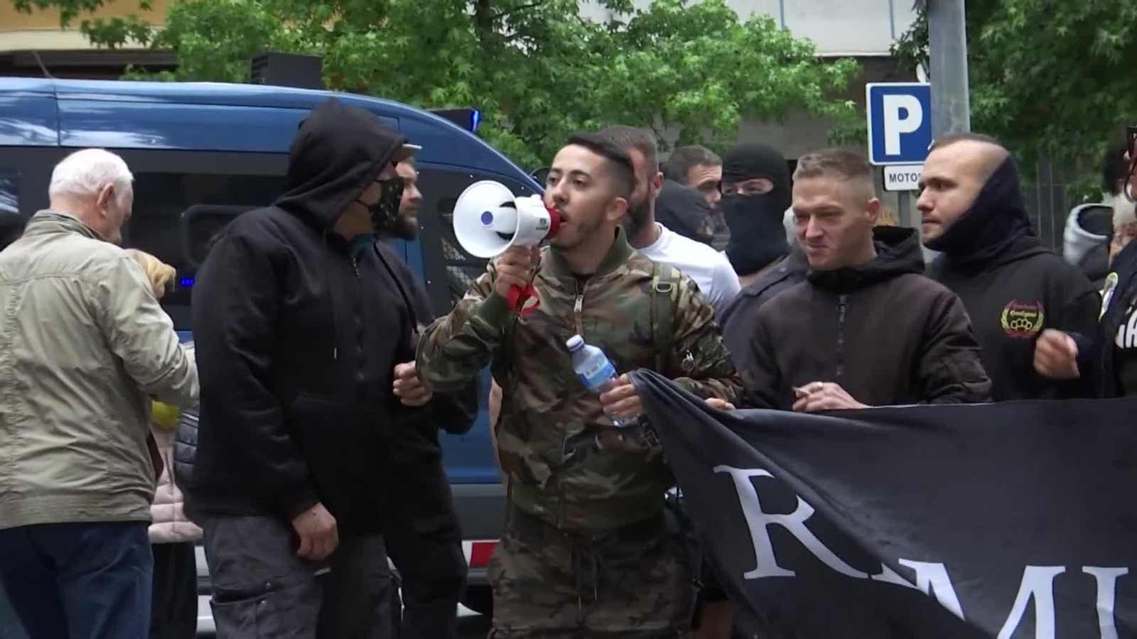 El líder de ‘Deport Them Now’ parece estar vinculado con Vox OK