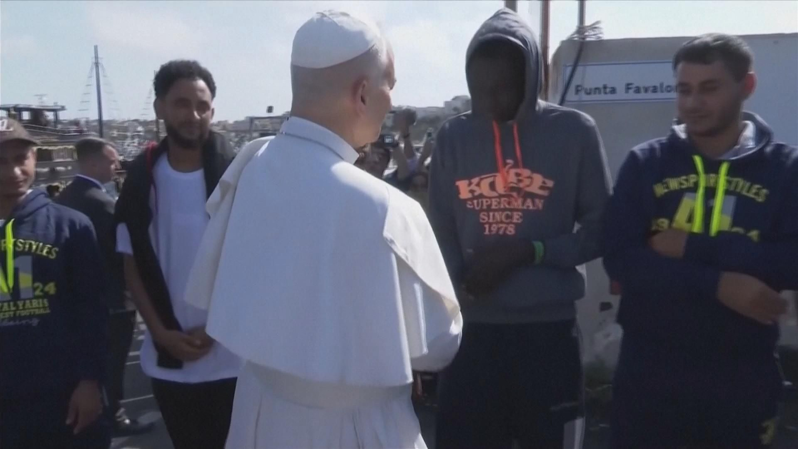 papa saluda inmigrantes lampedusa
