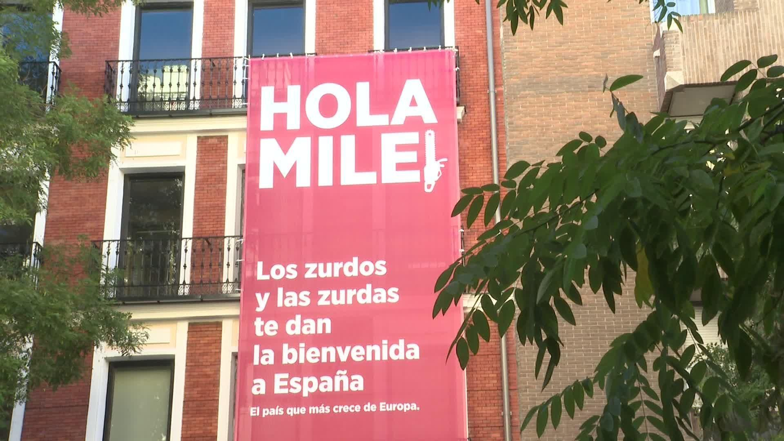 X018-MADRID PANCARTA PSOE BIENVENIDA MILEI