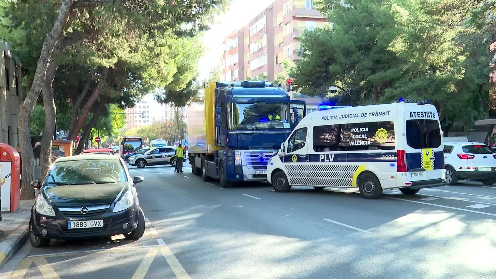 V036-VALENCIA JOVEN ATROPELLADA CAMION